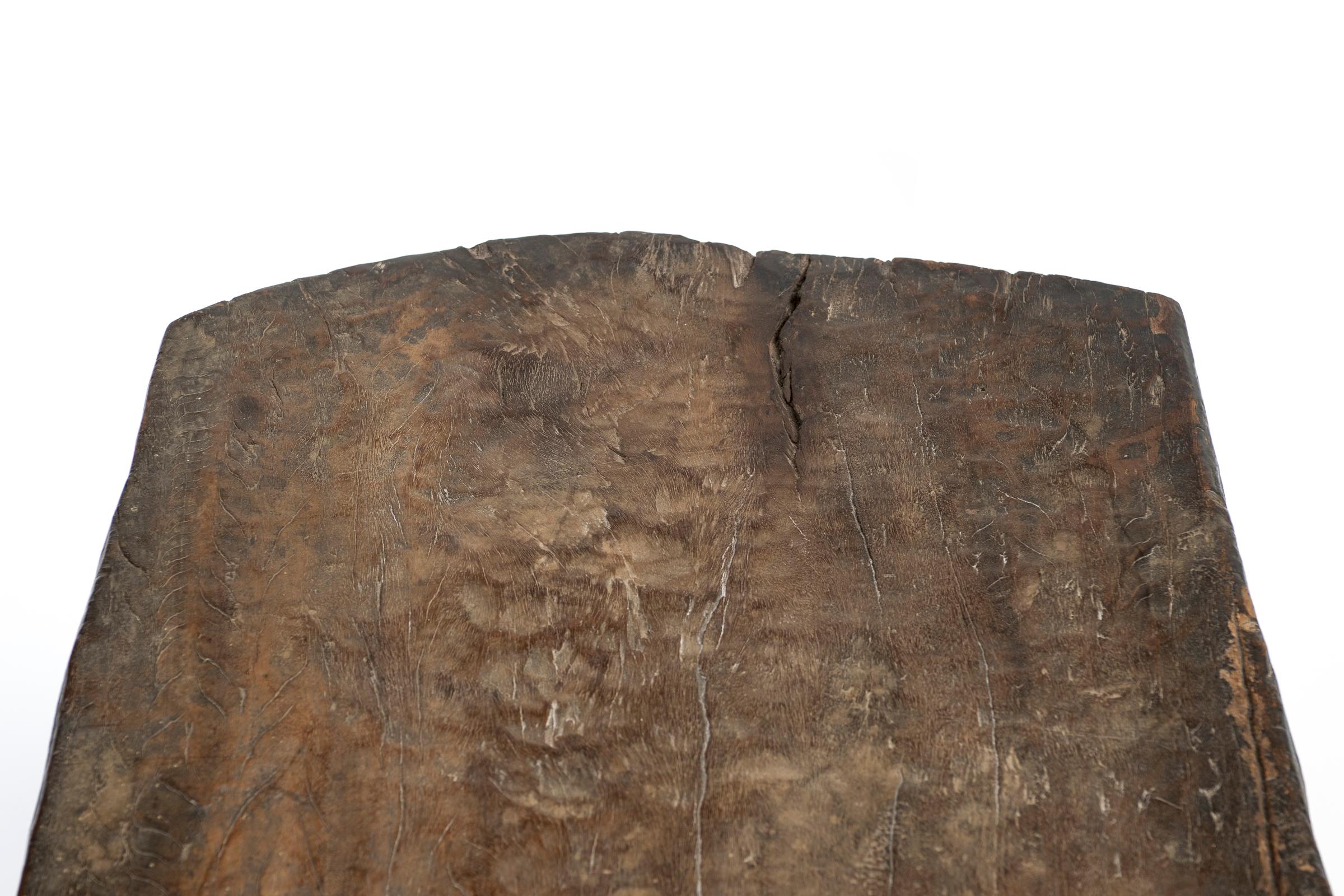 Lit ou banc / table Naga du 17e au 18e siècle, sculpté à la main Nagaland, Inde en vente 4