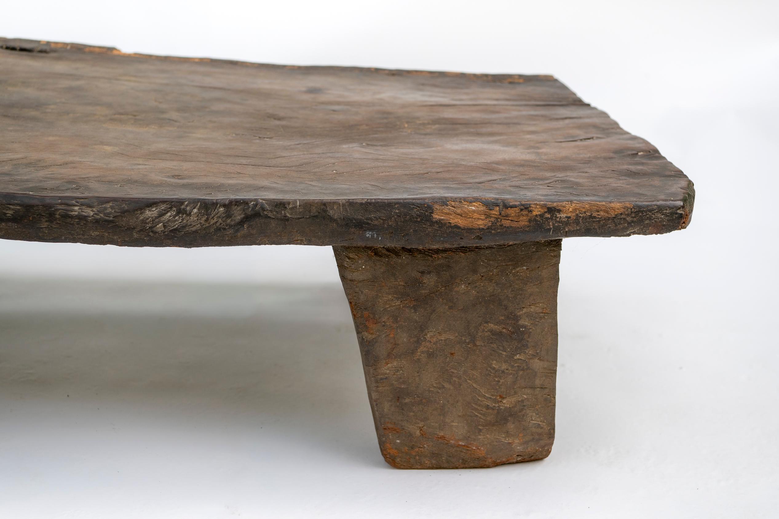 Indien Lit ou banc / table Naga du 17e au 18e siècle, sculpté à la main Nagaland, Inde en vente