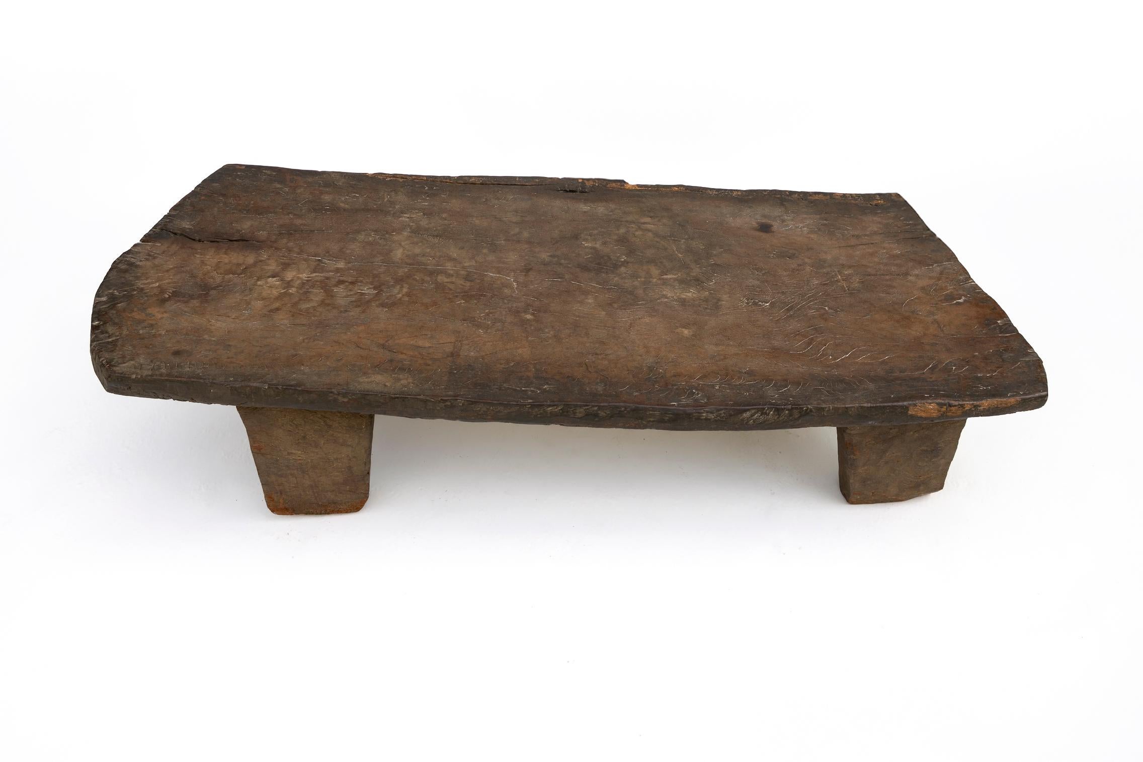 Sculpté à la main Lit ou banc / table Naga du 17e au 18e siècle, sculpté à la main Nagaland, Inde en vente