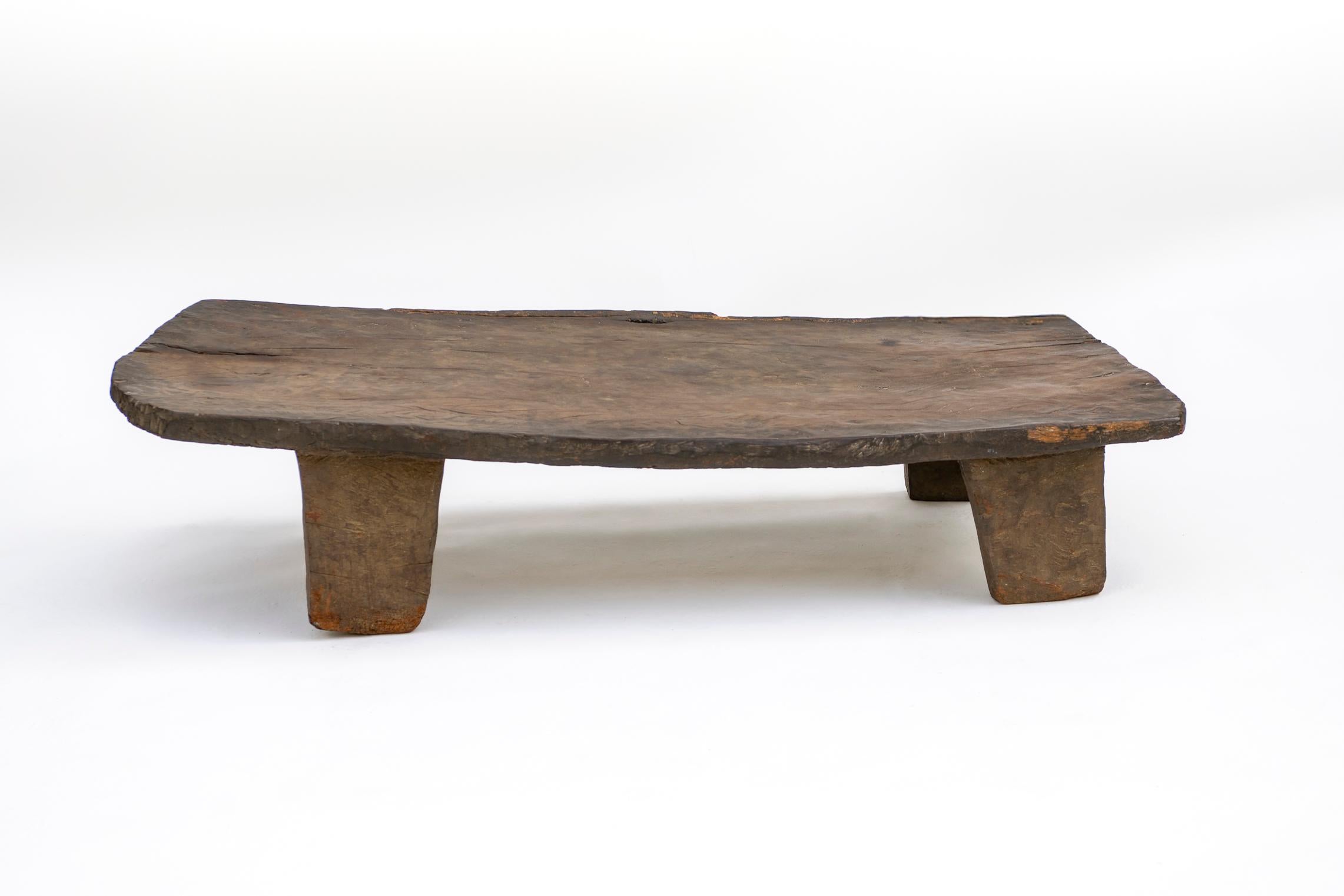 Lit ou banc / table Naga du 17e au 18e siècle, sculpté à la main Nagaland, Inde Bon état - En vente à Wainscott, NY