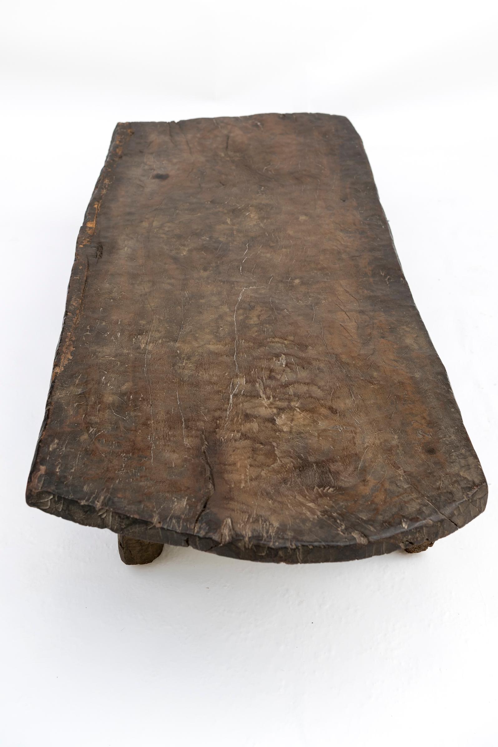 XVIIIe siècle Lit ou banc / table Naga du 17e au 18e siècle, sculpté à la main Nagaland, Inde en vente