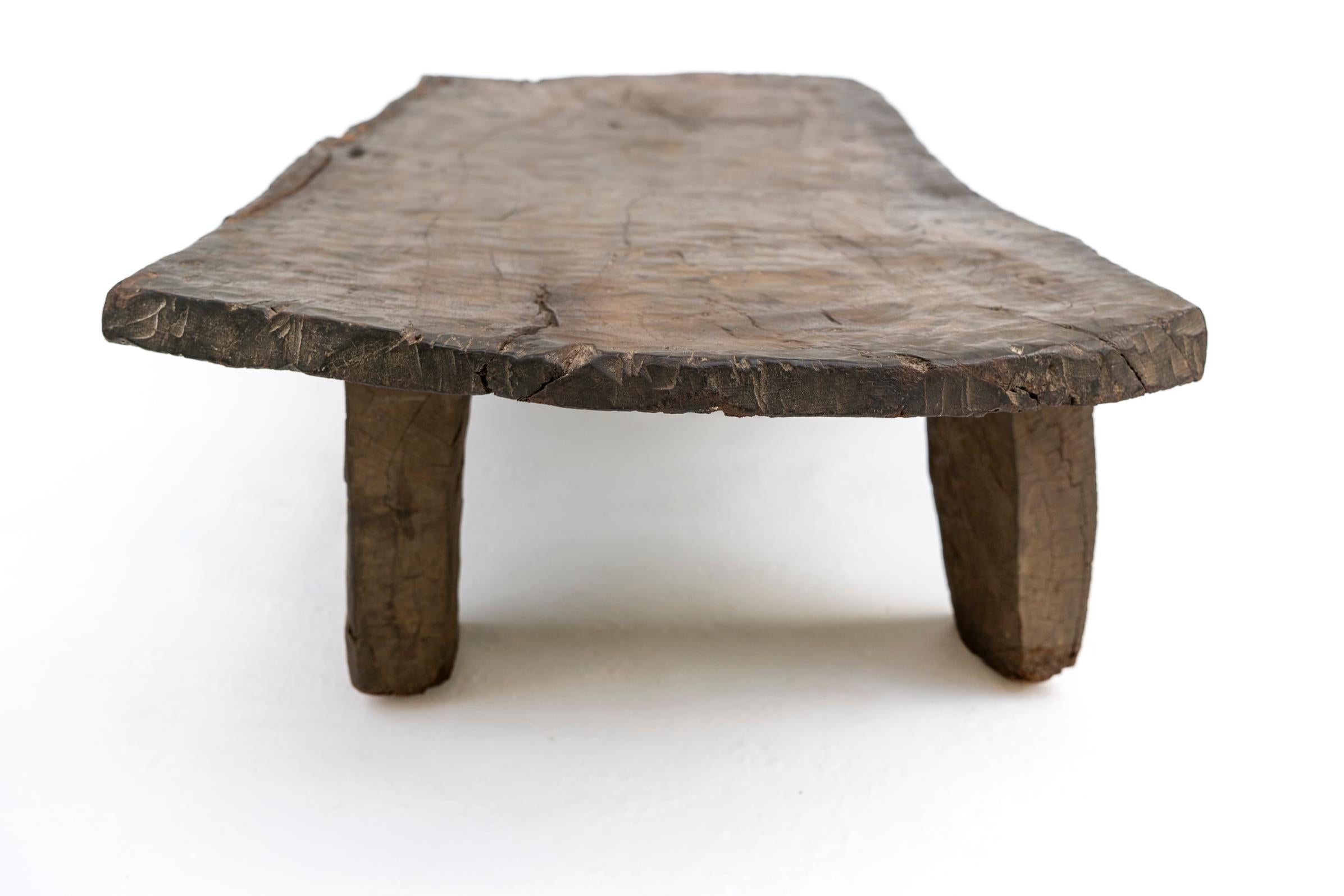 Bois Lit ou banc / table Naga du 17e au 18e siècle, sculpté à la main Nagaland, Inde en vente