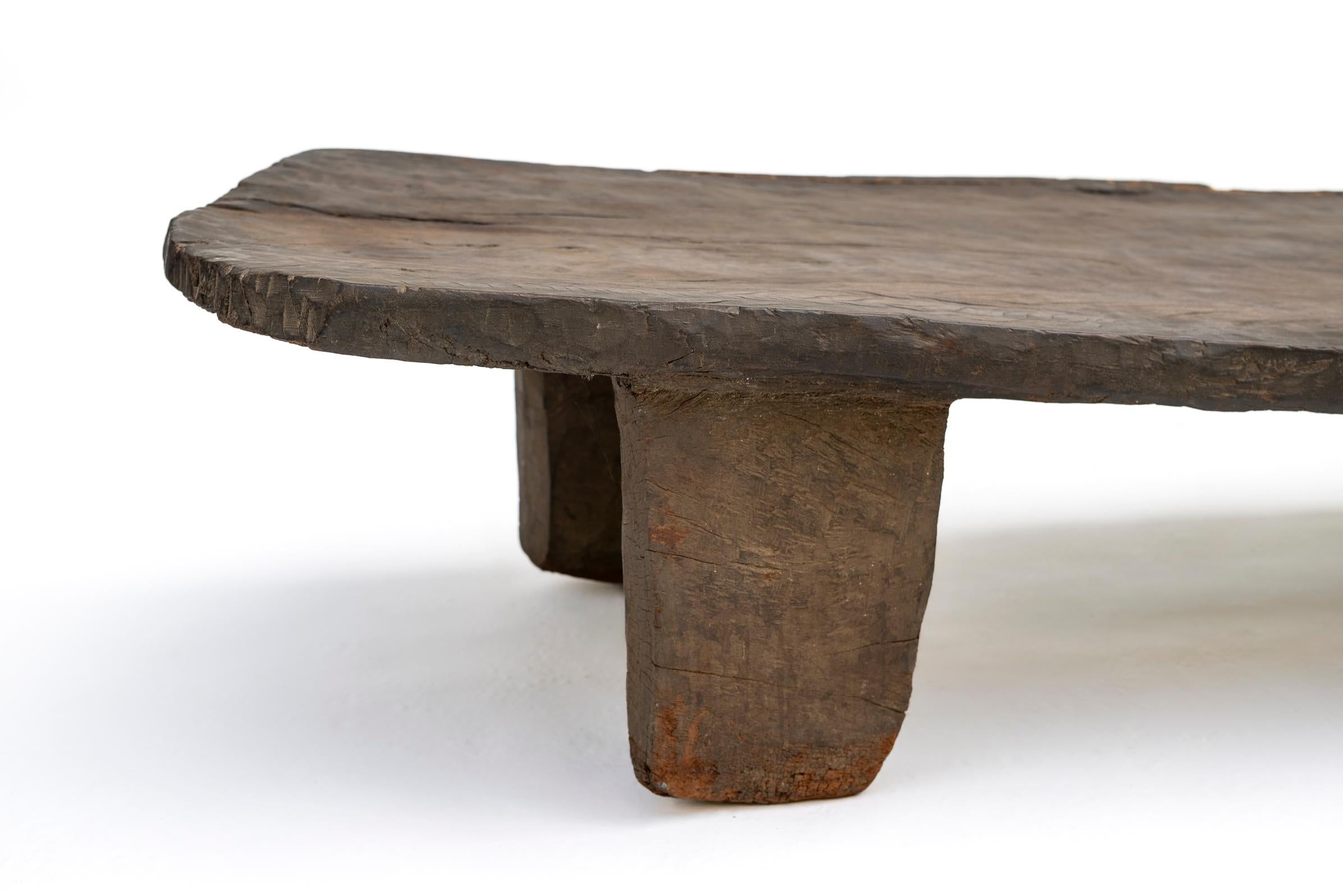 Lit ou banc / table Naga du 17e au 18e siècle, sculpté à la main Nagaland, Inde en vente 1