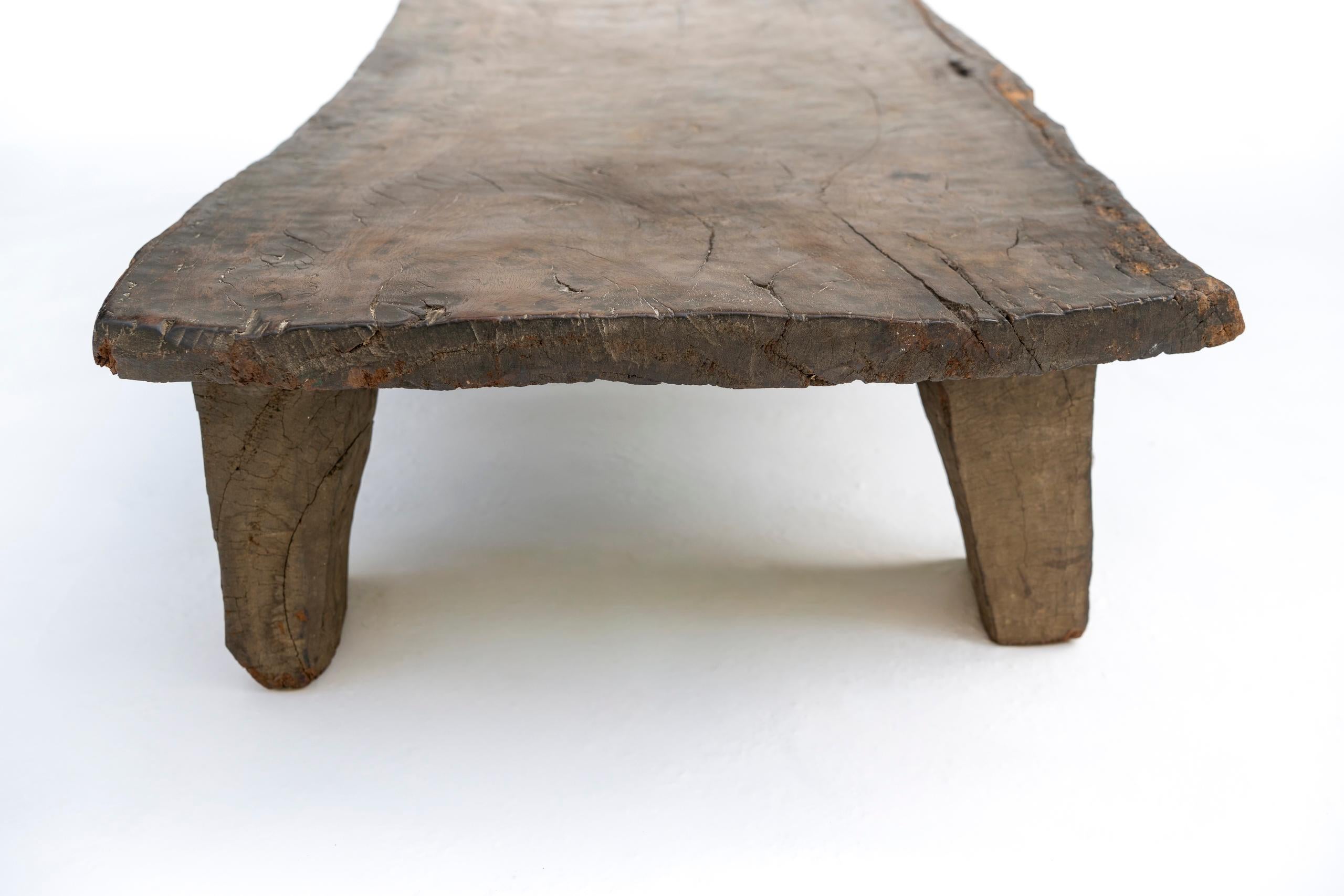 Lit ou banc / table Naga du 17e au 18e siècle, sculpté à la main Nagaland, Inde en vente 2