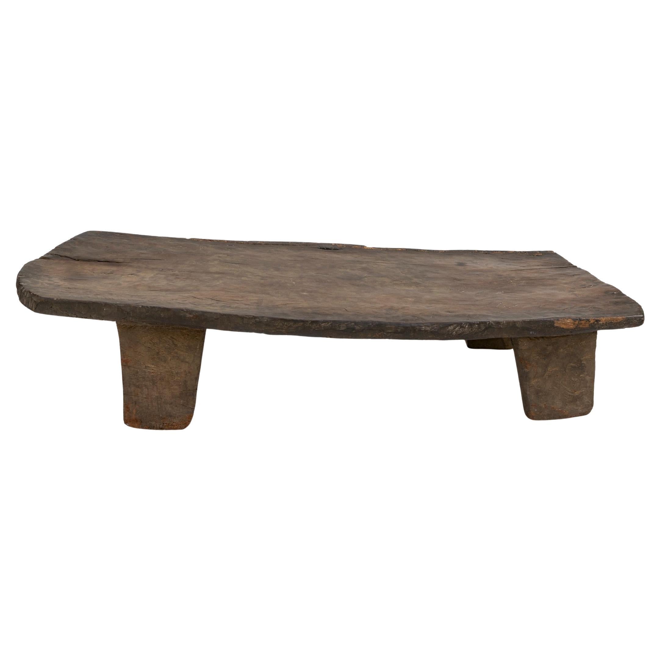 Lit ou banc / table Naga du 17e au 18e siècle, sculpté à la main Nagaland, Inde en vente