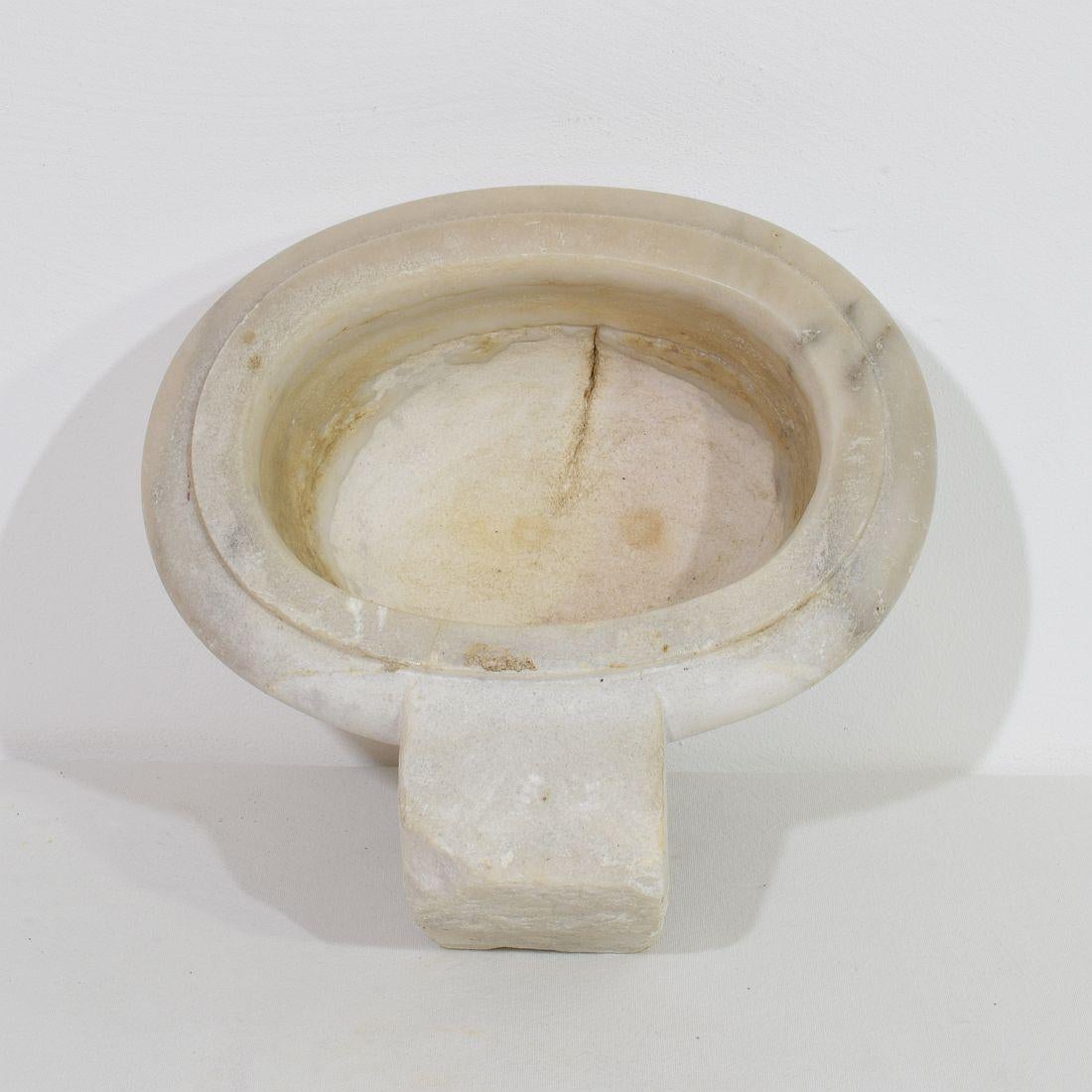 17th/ 18th Century Italian Baroque Marble Holy Water Font or Stoup For Sale 5