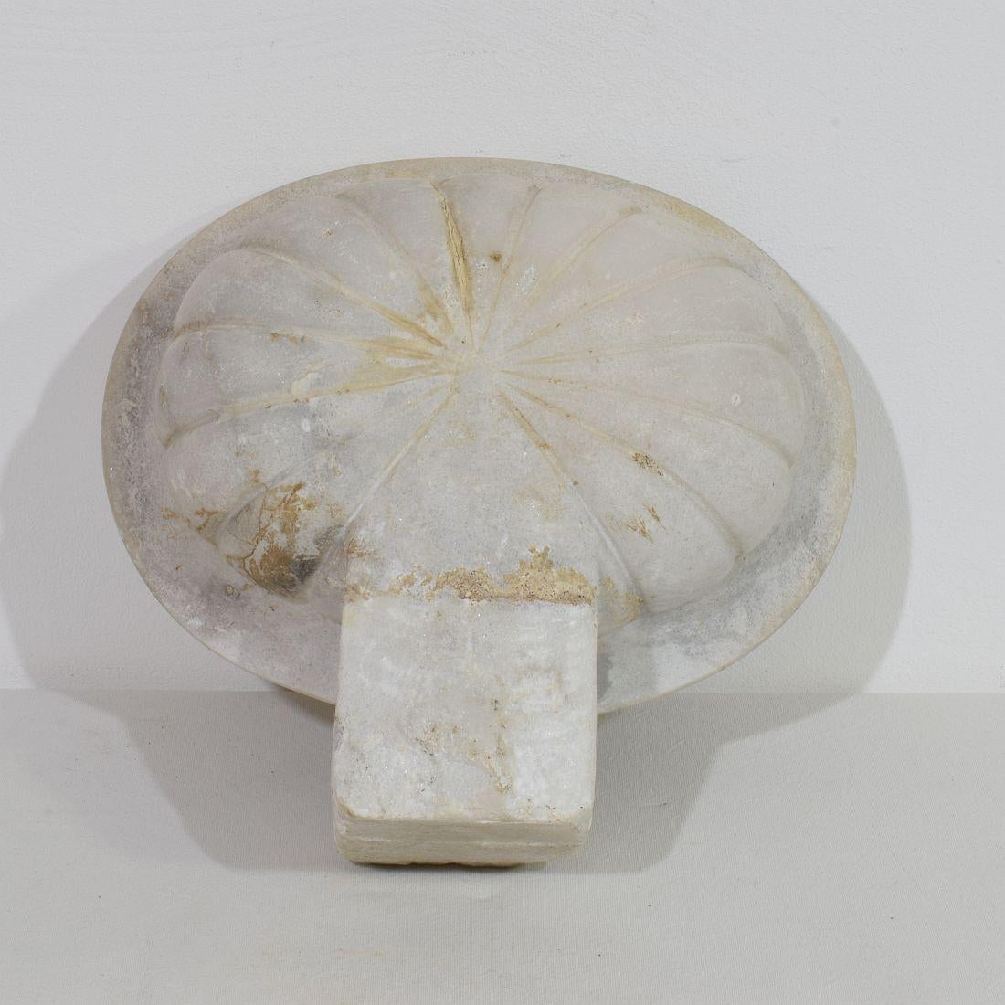 17th/ 18th Century Italian Baroque Marble Holy Water Font or Stoup For Sale 6