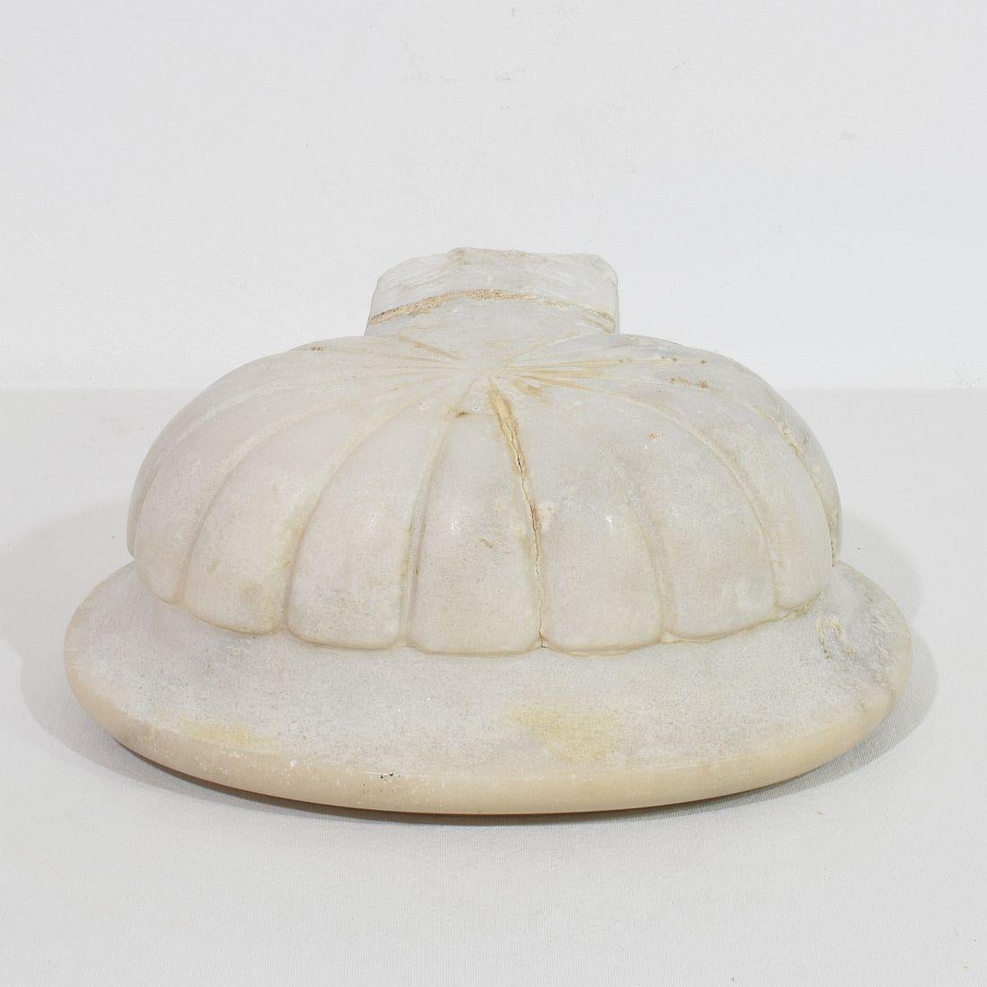 17th/ 18th Century Italian Baroque Marble Holy Water Font or Stoup For Sale 7