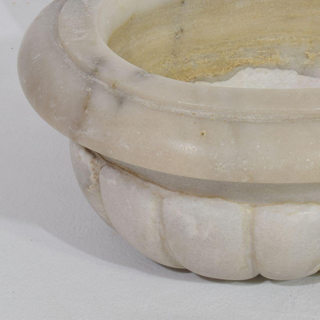 17th/ 18th Century Italian Baroque Marble Holy Water Font or Stoup For Sale 11