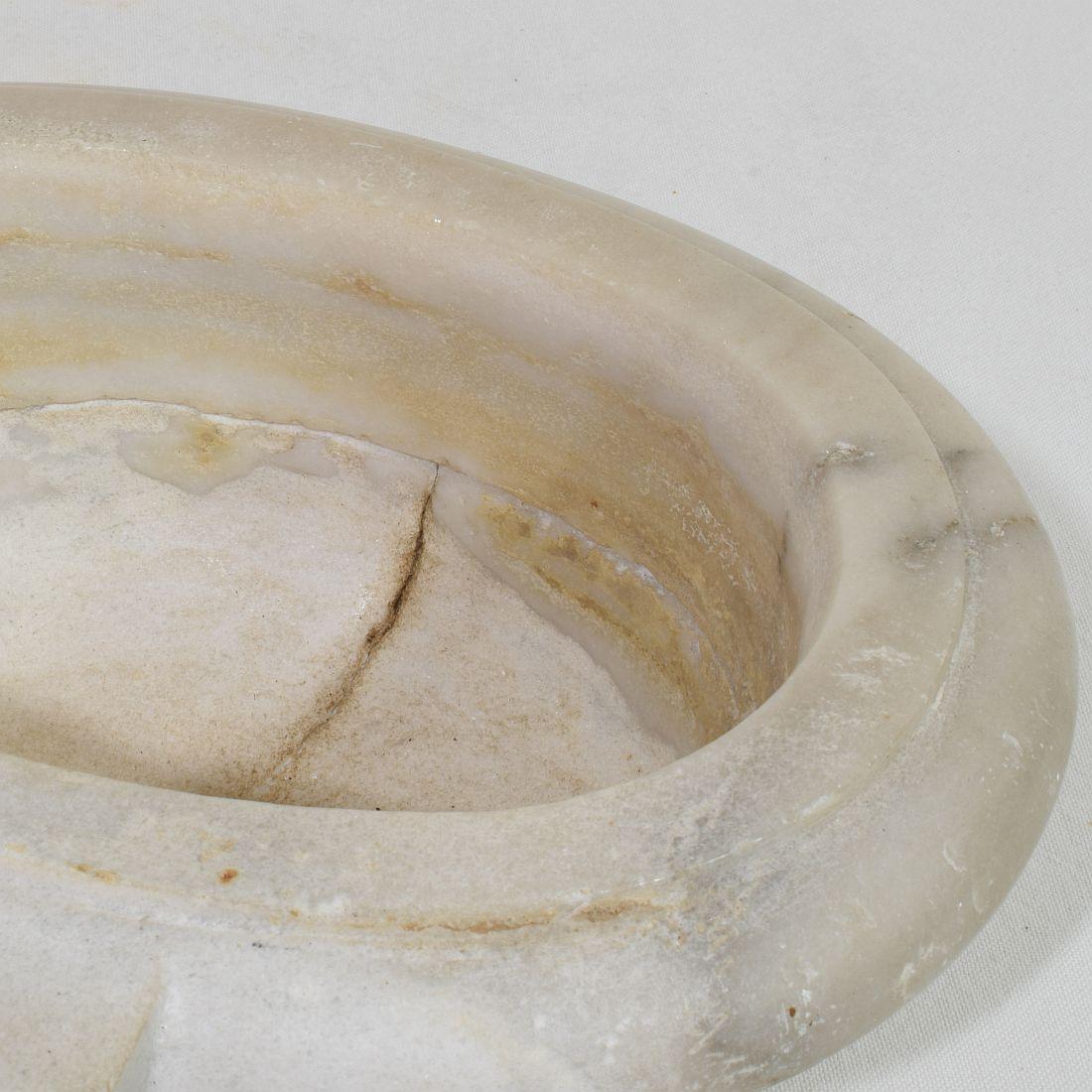 17th/ 18th Century Italian Baroque Marble Holy Water Font or Stoup For Sale 12