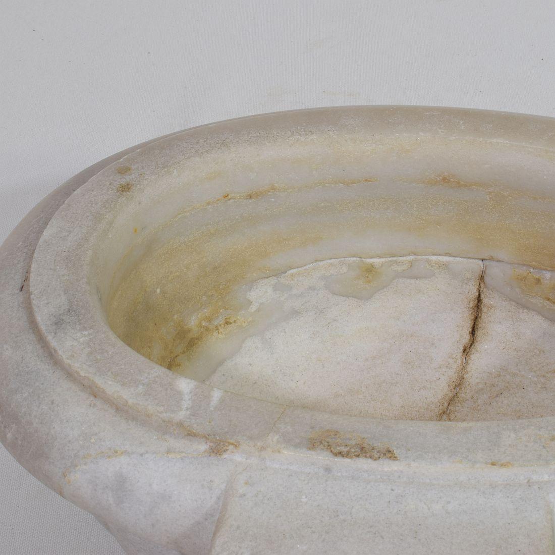 17th/ 18th Century Italian Baroque Marble Holy Water Font or Stoup For Sale 14