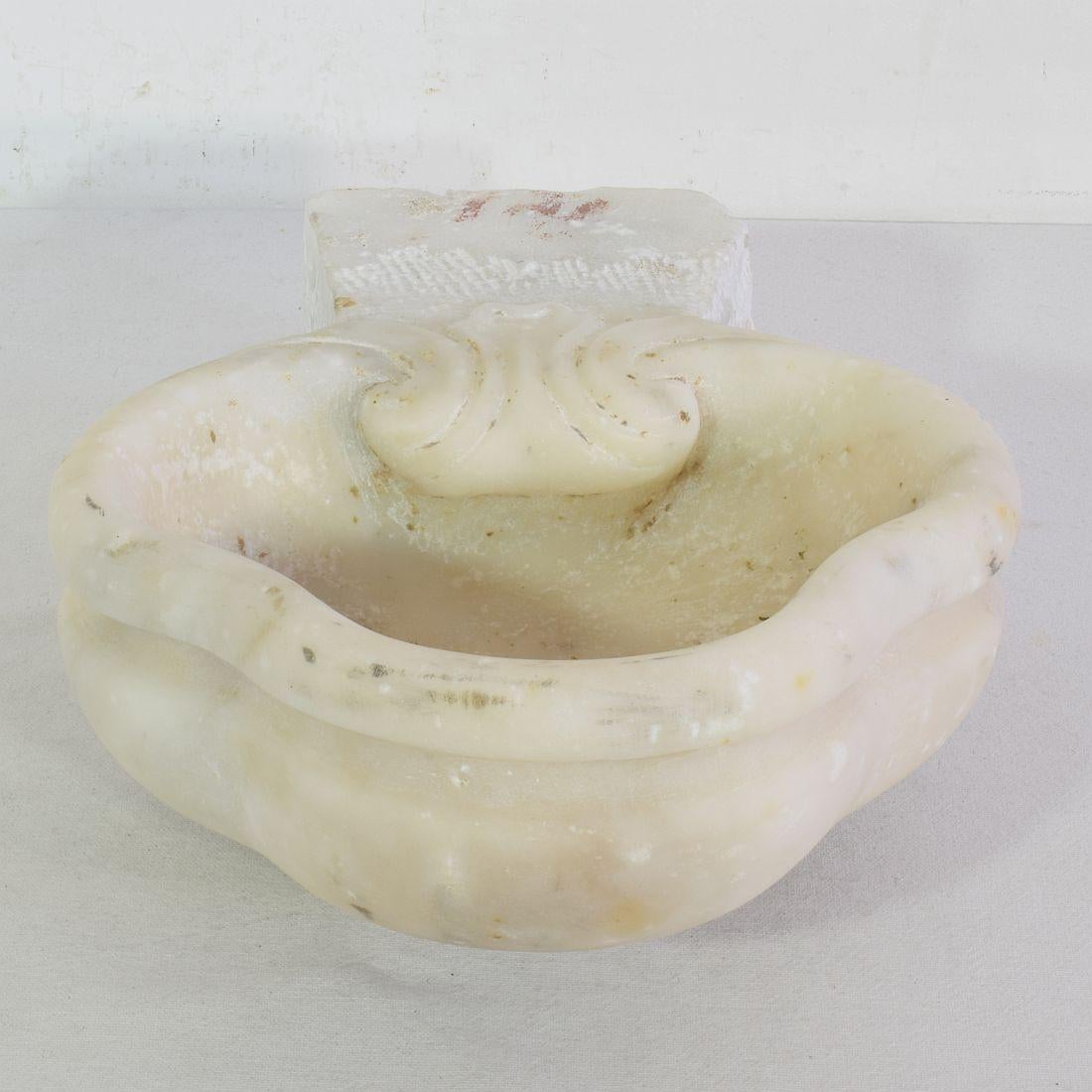 Beautiful Baroque marble holy water font or stoup,
Unique and original period piece. Italy, circa 1650-1750. Weathered condition.
Measures: H:10,5cm W:21,5cm D:19-26cm.