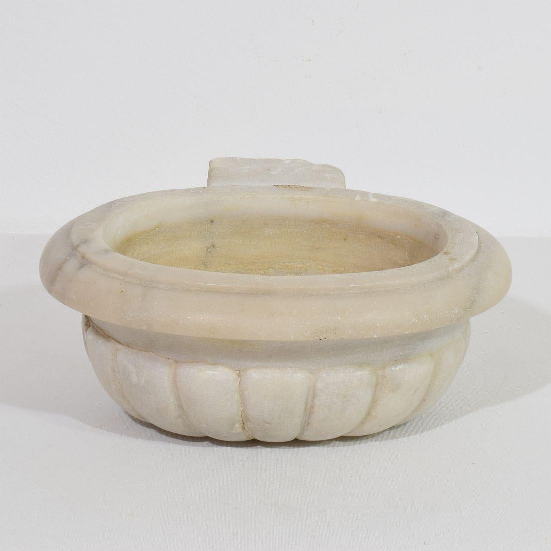 Beautiful Baroque marble holy water font or stoup,
Unique and original period piece. Italy, circa 1650-1750. Weathered condition with some minor cracks that have no influence on the stability.
Measures: H:11cm  W:28cm D:21-26,5cm 
