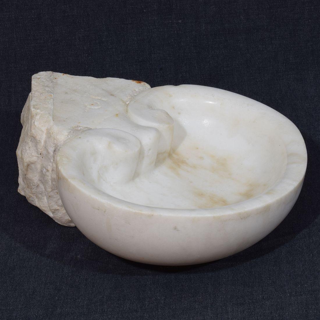 Magnifique bénitier en marbre baroque,
Pièce d'époque unique et originale. Italie, vers 1650-1750. Condition altérée par les intempéries.
H:8cm  L:24,5cm P:21-31cm 