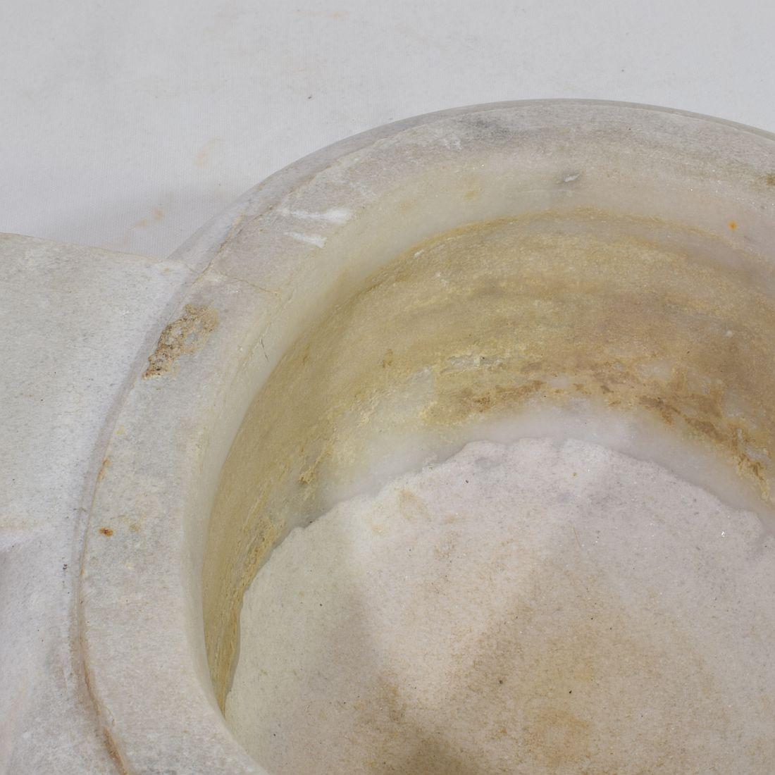 17th/ 18th Century Italian Baroque Marble Holy Water Font or Stoup For Sale 15