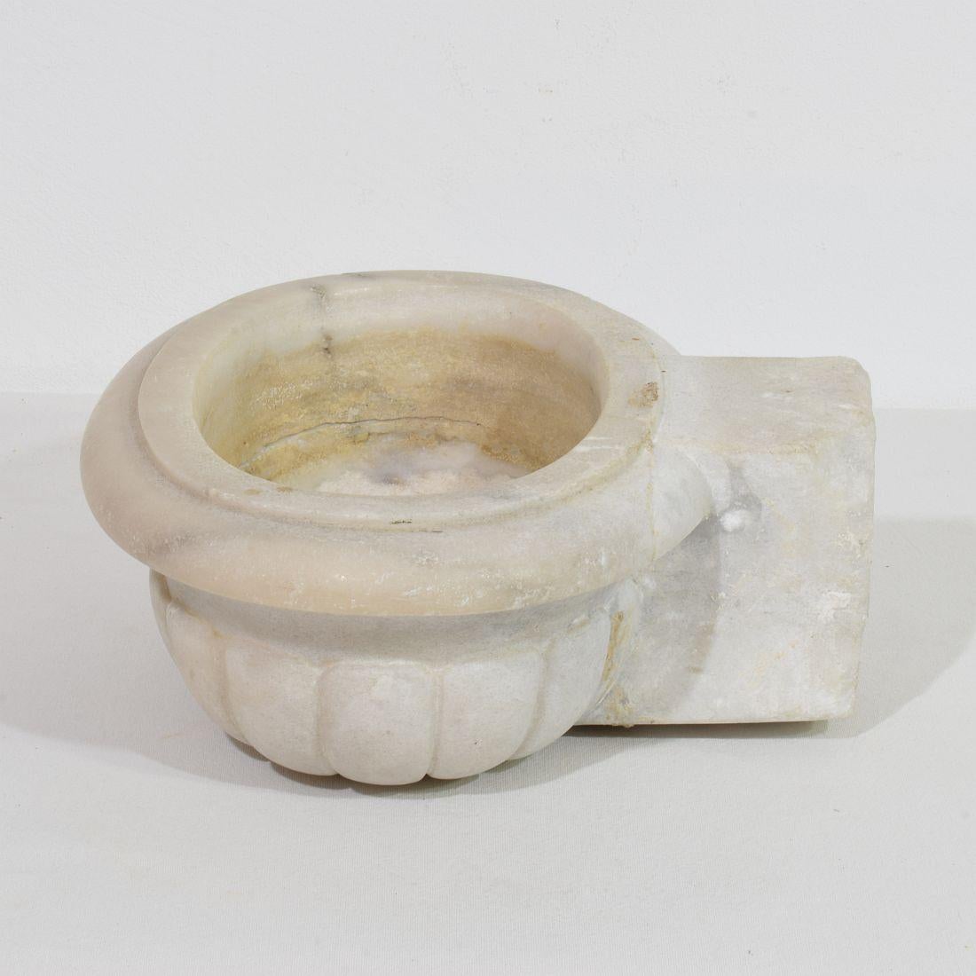 17th/ 18th Century Italian Baroque Marble Holy Water Font or Stoup In Fair Condition For Sale In Buisson, FR