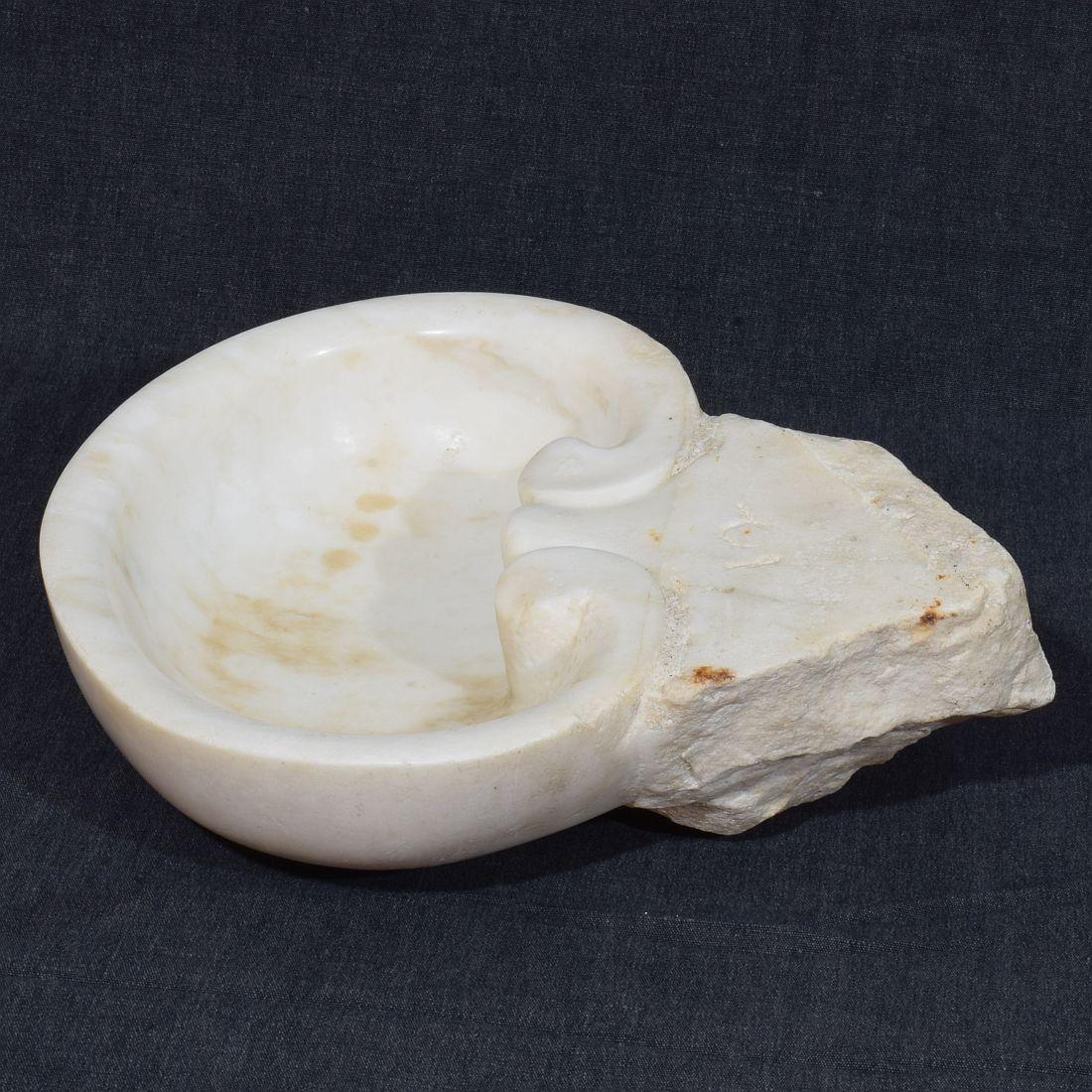 Sculpté à la main Font ou soupçon italien baroque du 17e/ 18e siècle en marbre en vente
