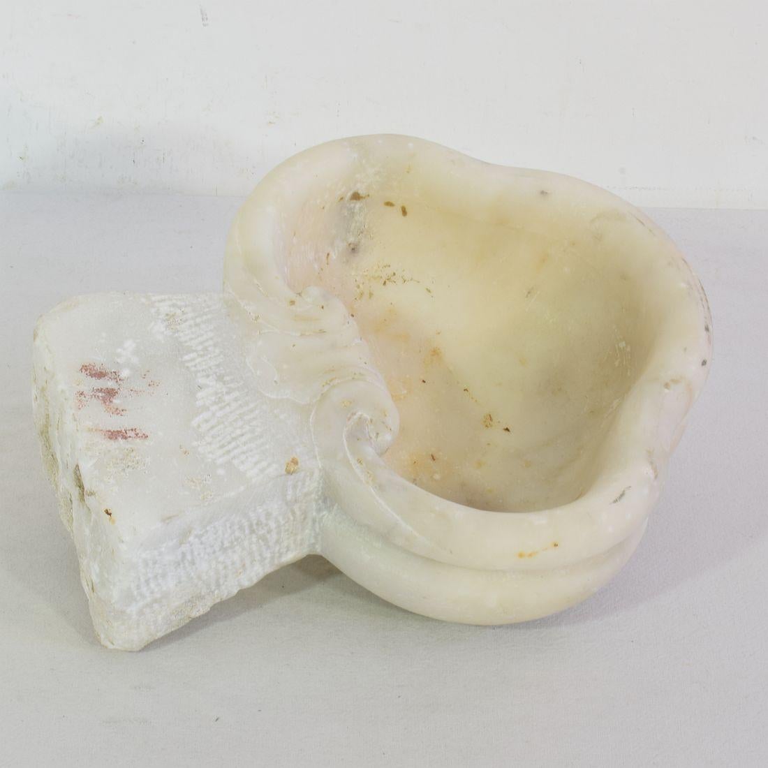 17th/ 18th Century Italian Baroque Marble Holy Water Font or Stoup For Sale 2