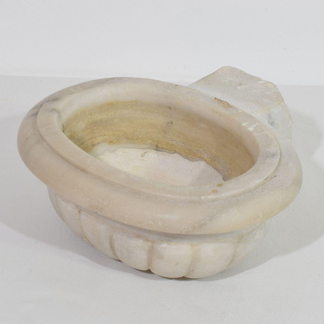 17th/ 18th Century Italian Baroque Marble Holy Water Font or Stoup For Sale 2