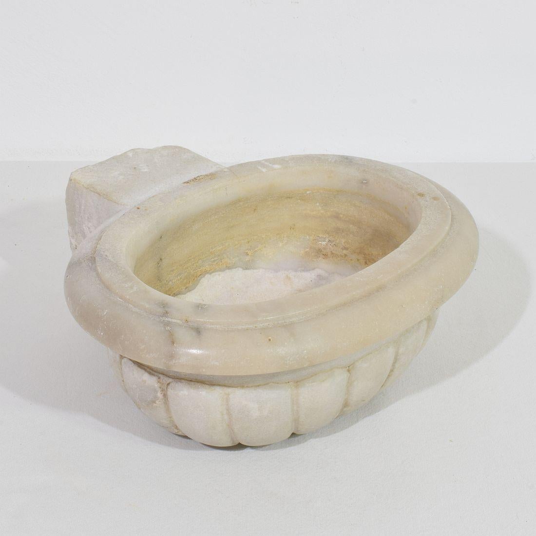 17th/ 18th Century Italian Baroque Marble Holy Water Font or Stoup For Sale 4