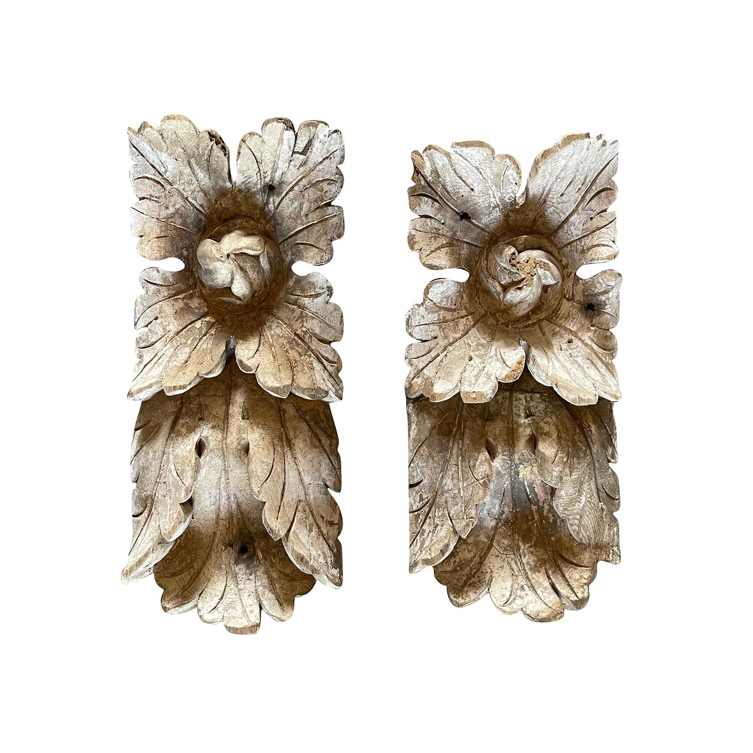 An antique Italian pair of Baroque architectural wall reliefs made of hand carved Pinewood, in good condition. The detailed panels are particularized with richly ornate leaves. Authentic and naturally aged patina. Minor fading, scratches due to age.
