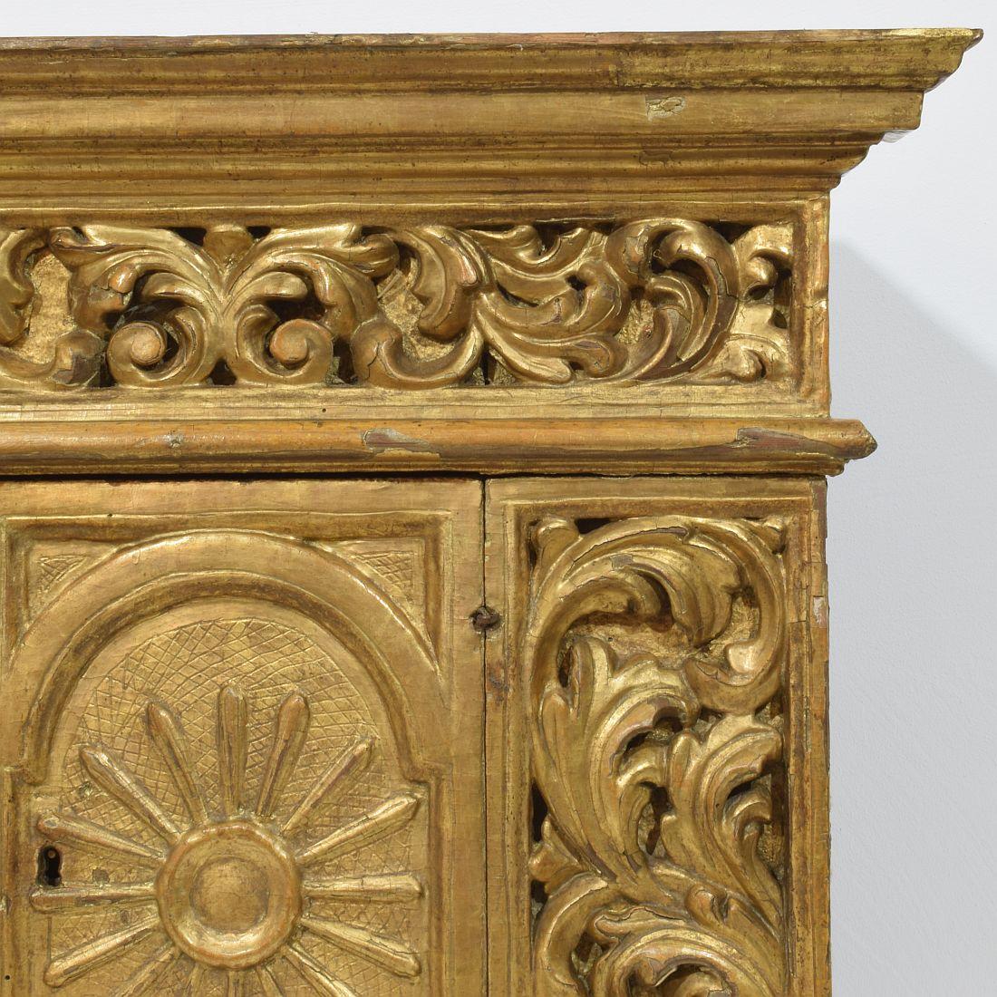 Tabernacle baroque en bois doré sculpté du XVIIe/XVIIIe siècle avec rayons de soleil en vente 2