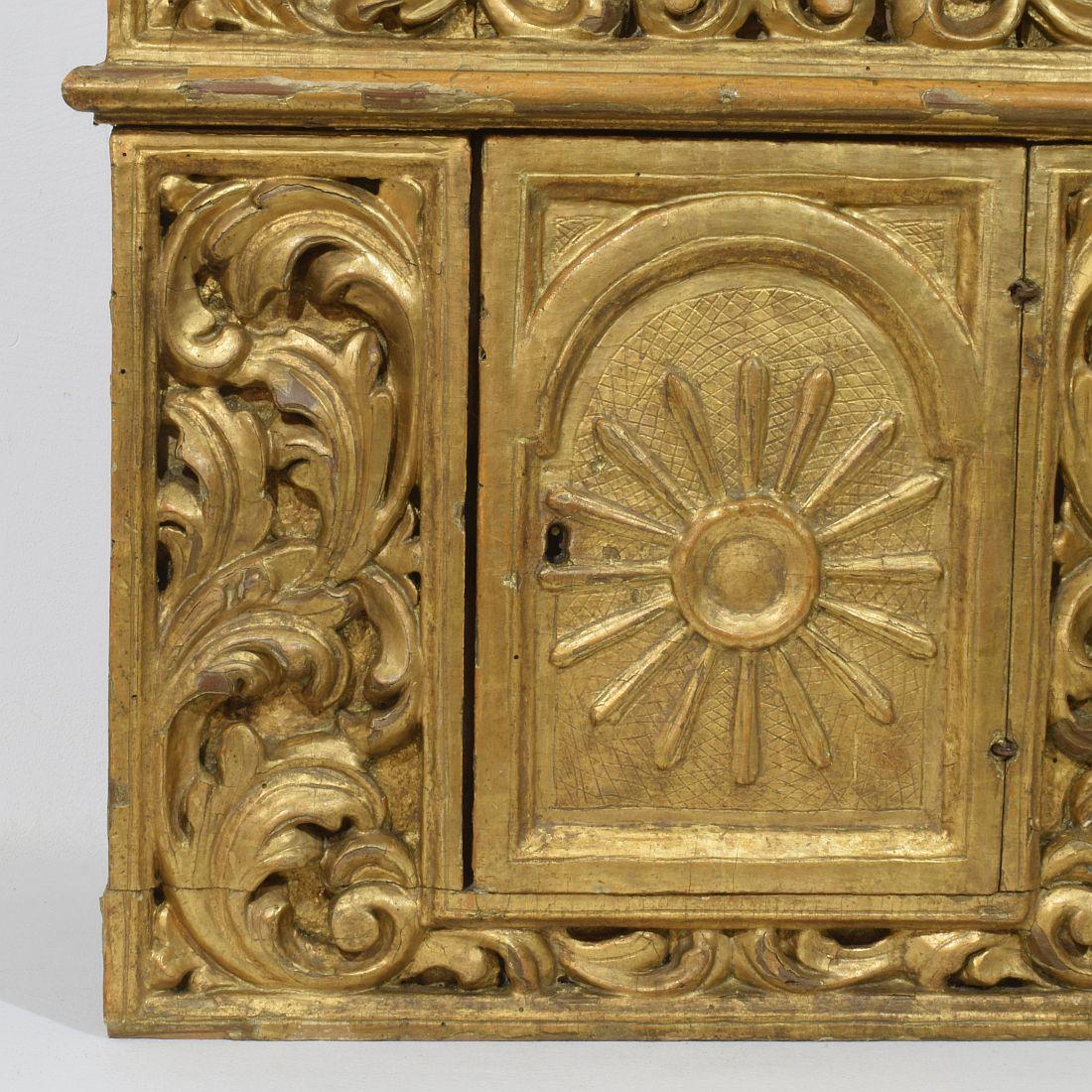 Tabernacle baroque en bois doré sculpté du XVIIe/XVIIIe siècle avec rayons de soleil en vente 3