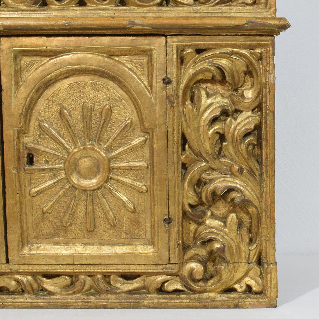 Tabernacle baroque en bois doré sculpté du XVIIe/XVIIIe siècle avec rayons de soleil en vente 4