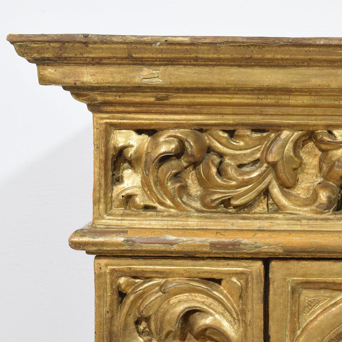 Tabernacle baroque en bois doré sculpté du XVIIe/XVIIIe siècle avec rayons de soleil en vente 5