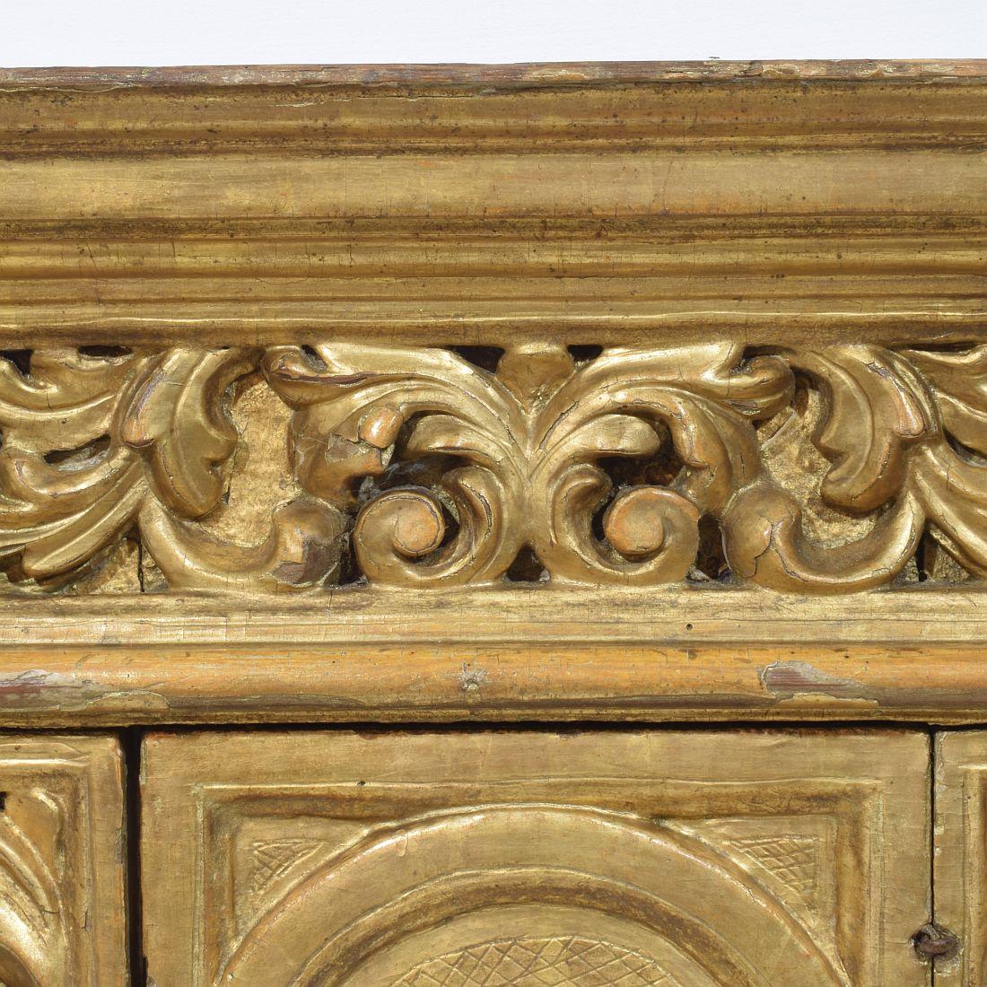 Tabernacle baroque en bois doré sculpté du XVIIe/XVIIIe siècle avec rayons de soleil en vente 6