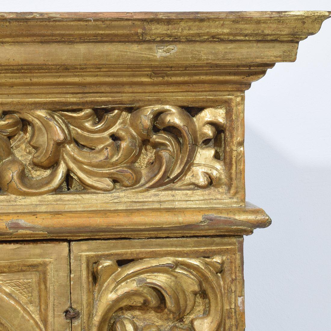 Tabernacle baroque en bois doré sculpté du XVIIe/XVIIIe siècle avec rayons de soleil en vente 7