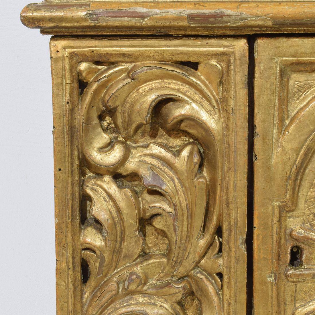 Tabernacle baroque en bois doré sculpté du XVIIe/XVIIIe siècle avec rayons de soleil en vente 8