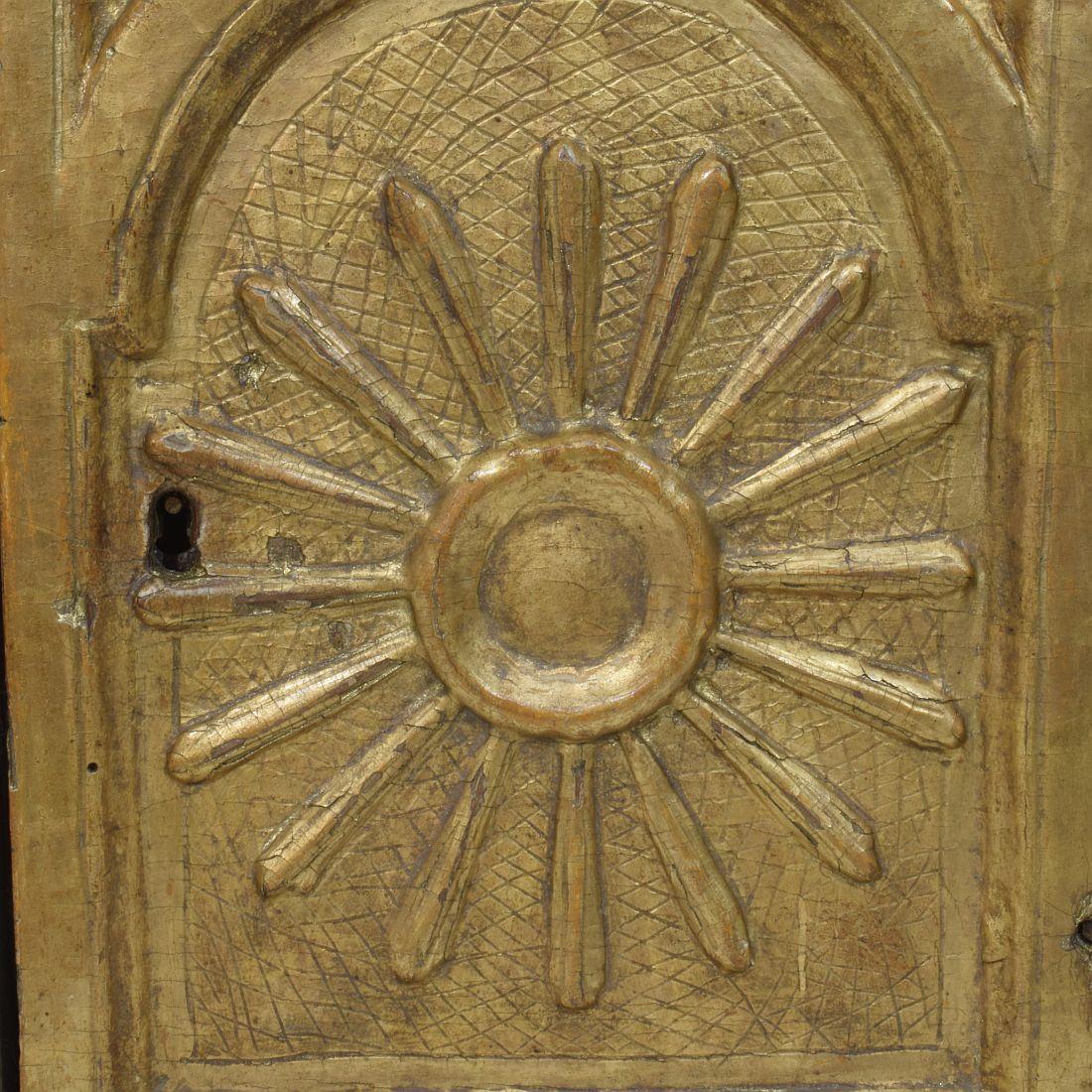 Tabernacle baroque en bois doré sculpté du XVIIe/XVIIIe siècle avec rayons de soleil en vente 10