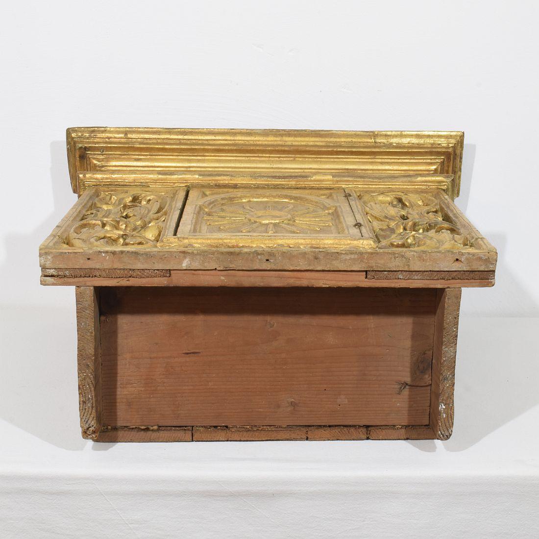 Tabernacle baroque en bois doré sculpté du XVIIe/XVIIIe siècle avec rayons de soleil en vente 11