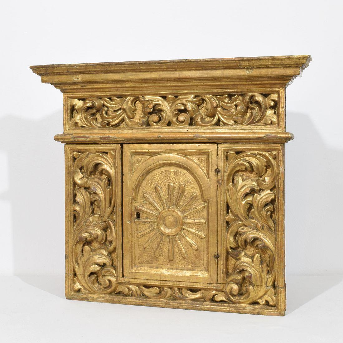 Tabernacle unique avec sa dorure d'origine. Très belle pièce pour présenter une petite collection privée. Belle pièce décorée d'un soleil et de feuilles d'acanthe, Italie, vers 1650-1750.
Usure, petites pertes 
H:55,5cm  L:63cm P:31,5cm 