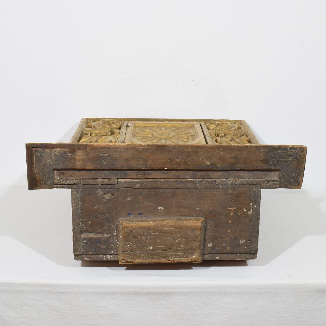 Tabernacle baroque en bois doré sculpté du XVIIe/XVIIIe siècle avec rayons de soleil en vente 12