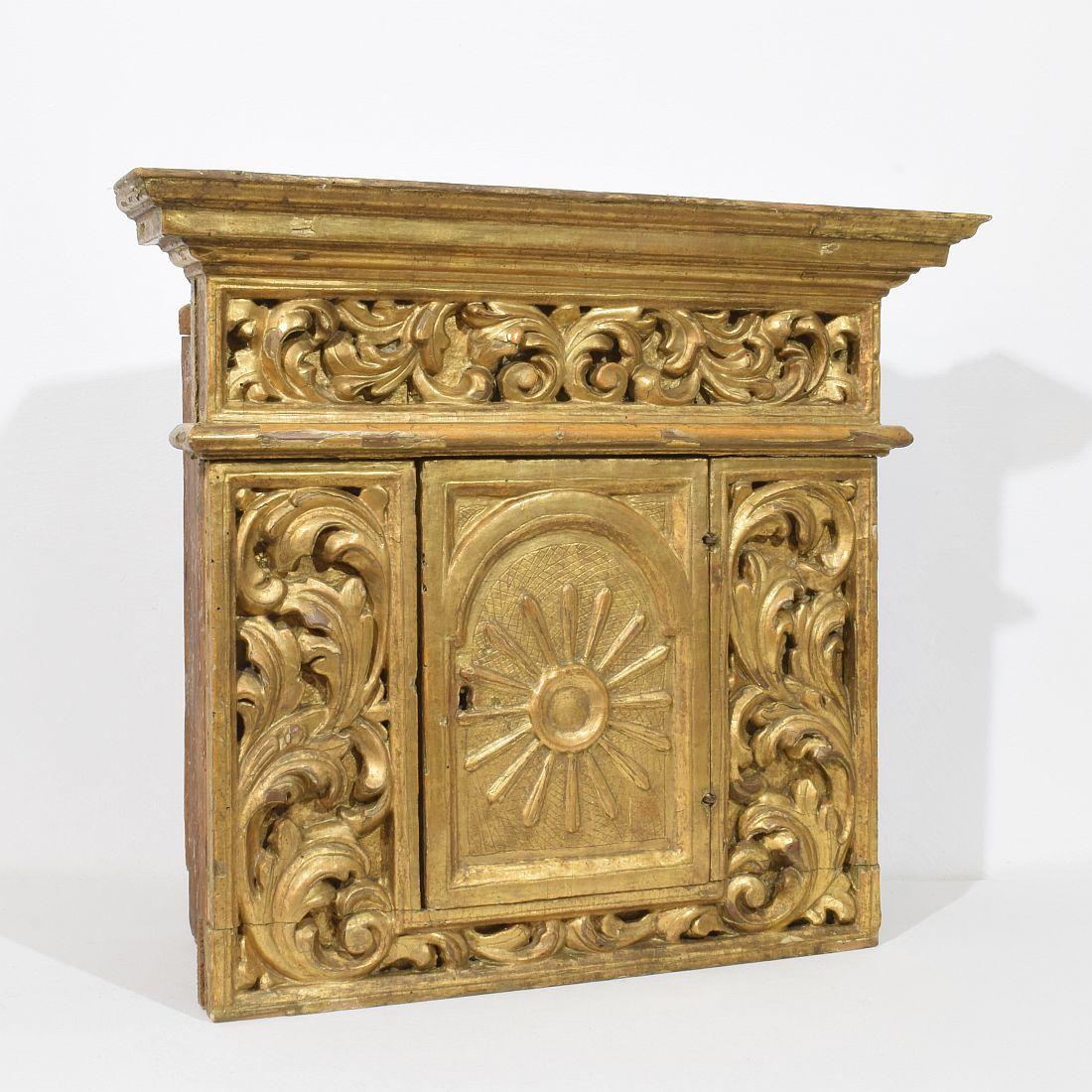 Baroque Tabernacle baroque en bois doré sculpté du XVIIe/XVIIIe siècle avec rayons de soleil en vente