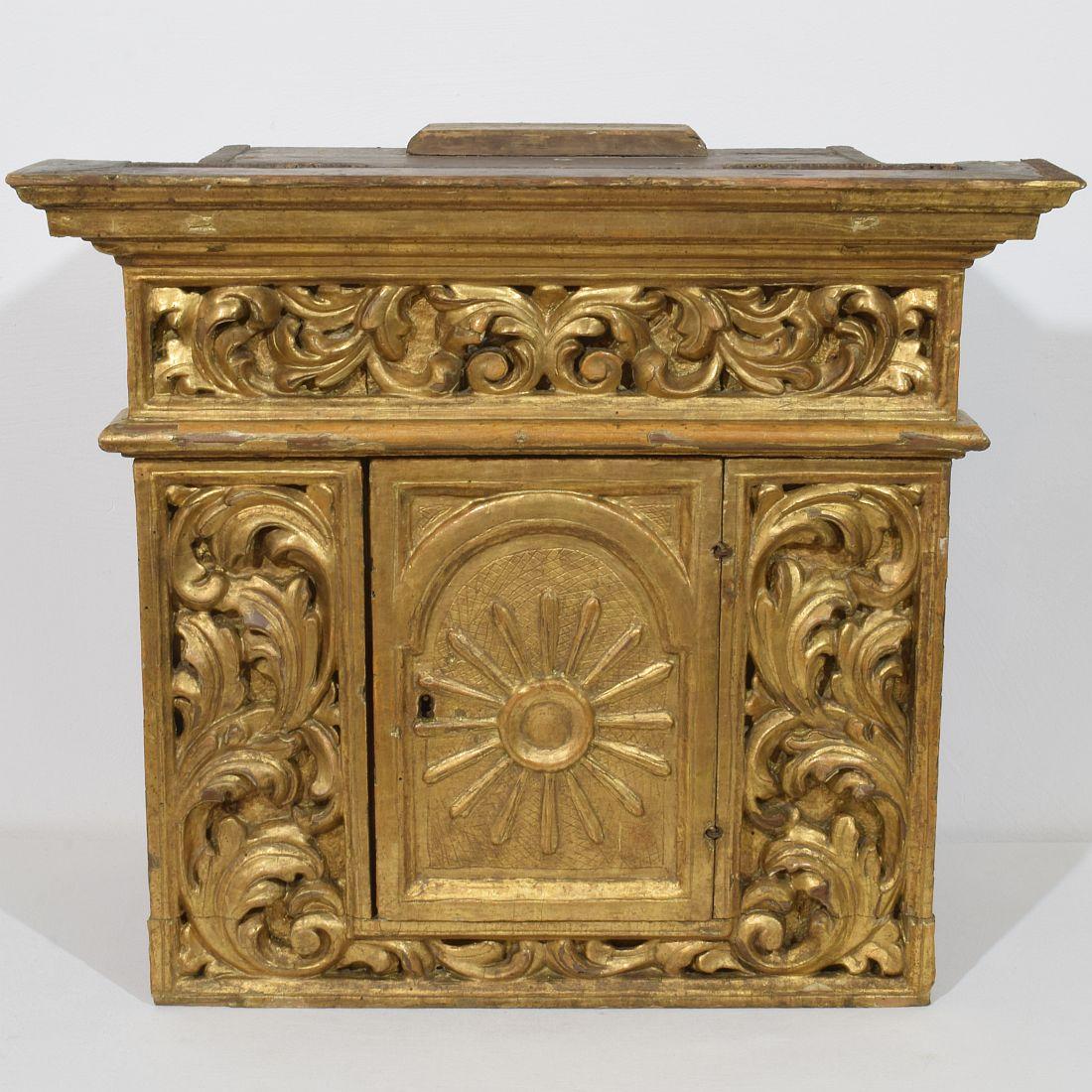 italien Tabernacle baroque en bois doré sculpté du XVIIe/XVIIIe siècle avec rayons de soleil en vente