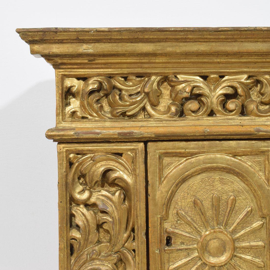 Tabernacle baroque en bois doré sculpté du XVIIe/XVIIIe siècle avec rayons de soleil en vente 1