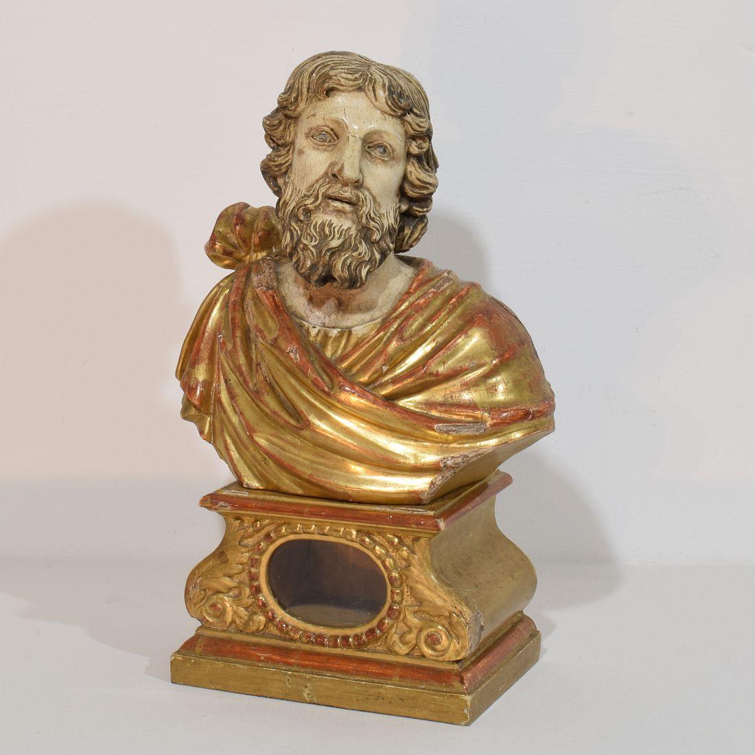 Pièce spectaculaire et très décorative. Grand buste reliquaire en bois sculpté à la main représentant un saint. Magnifique couleur et dorure. Petites pertes/Réparations anciennes et sans les reliques. Italie vers 1650-1750. 
De nombreuses autres