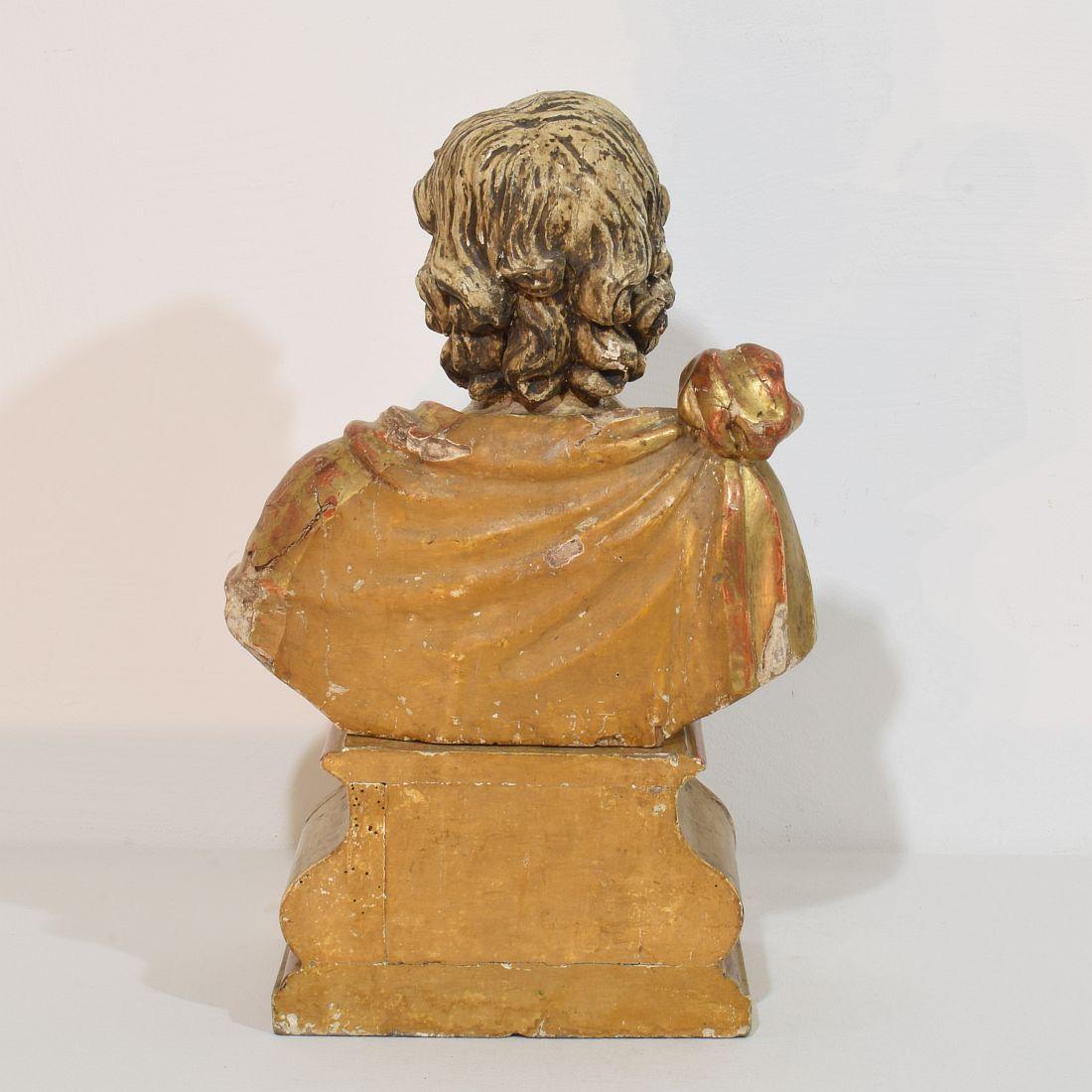 Sculpté à la main Buste de saint en bois sculpté à la main, Italie 17e-18e siècle en vente
