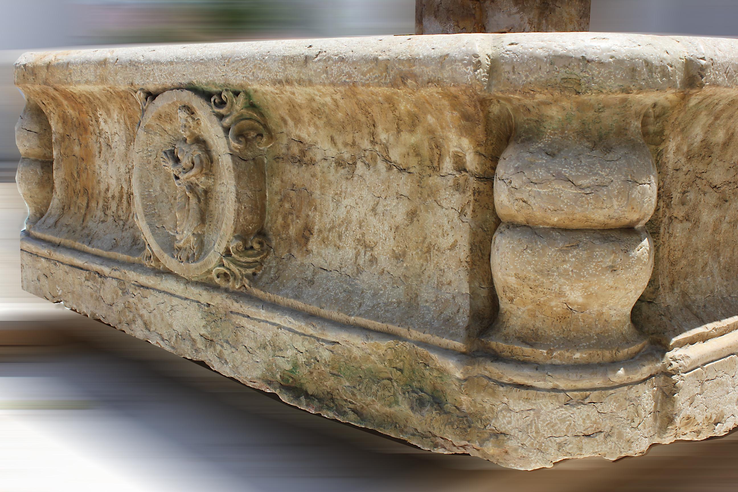 Une extraordinaire fontaine italienne du 17/18ème siècle, de grande taille, en marbre Rosso Verona, sculptée à la main. La fontaine, avec son grand bassin d'une seule pièce, a une base mouchetée et des coins incurvés avec des colonnes sculptées.