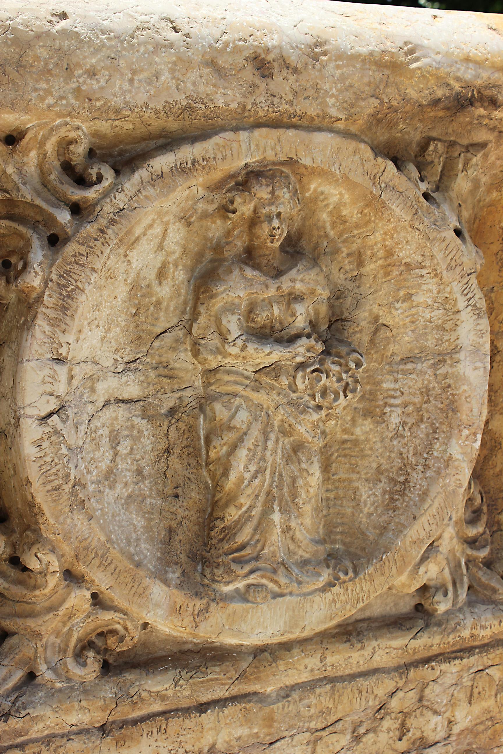 Italienischer geschnitzter Marmorbrunnen des mittelalterlichen St. Rosso Verona aus dem 17. bis 18. Jahrhundert (Mittelalterlich) im Angebot