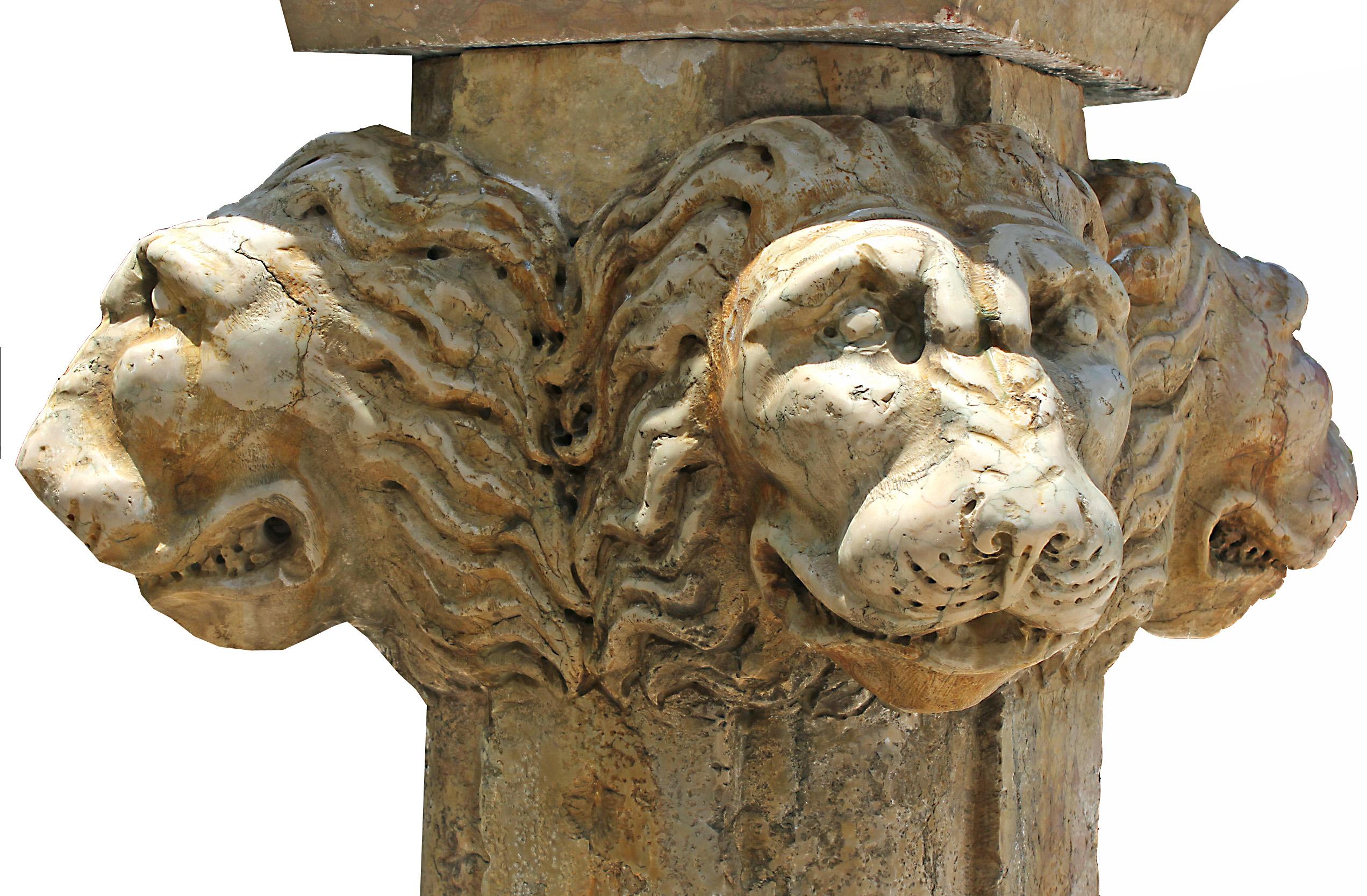 Italienischer geschnitzter Marmorbrunnen des mittelalterlichen St. Rosso Verona aus dem 17. bis 18. Jahrhundert im Zustand „Hervorragend“ im Angebot in West Palm Beach, FL