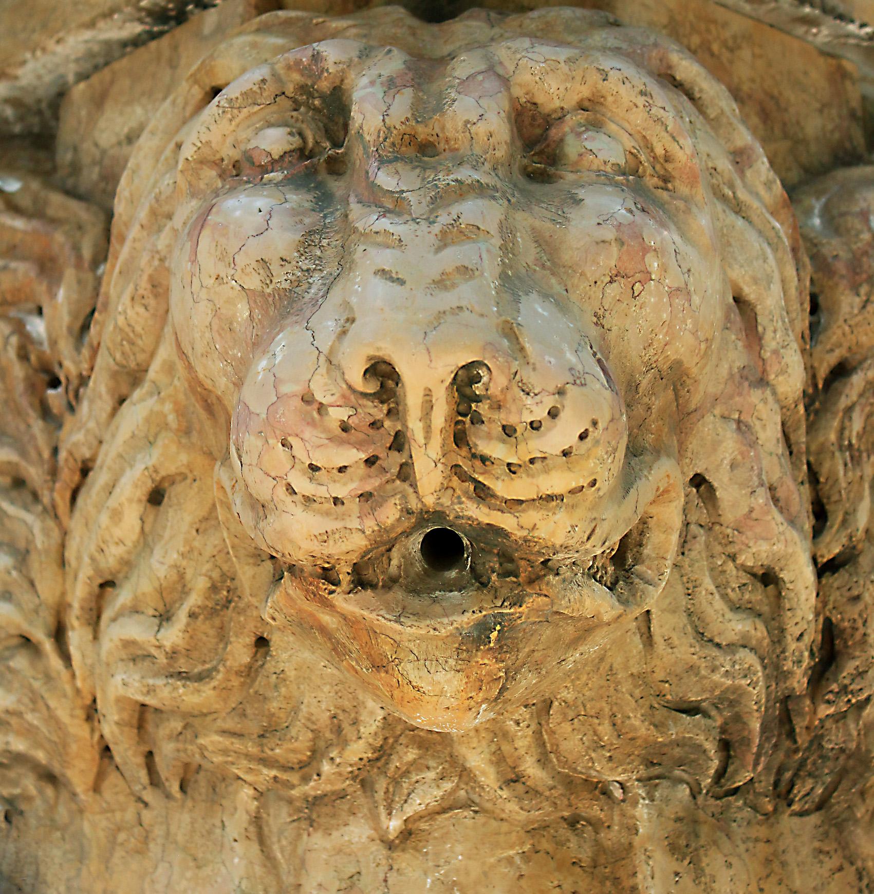 Italienischer geschnitzter Marmorbrunnen des mittelalterlichen St. Rosso Verona aus dem 17. bis 18. Jahrhundert (18. Jahrhundert und früher) im Angebot