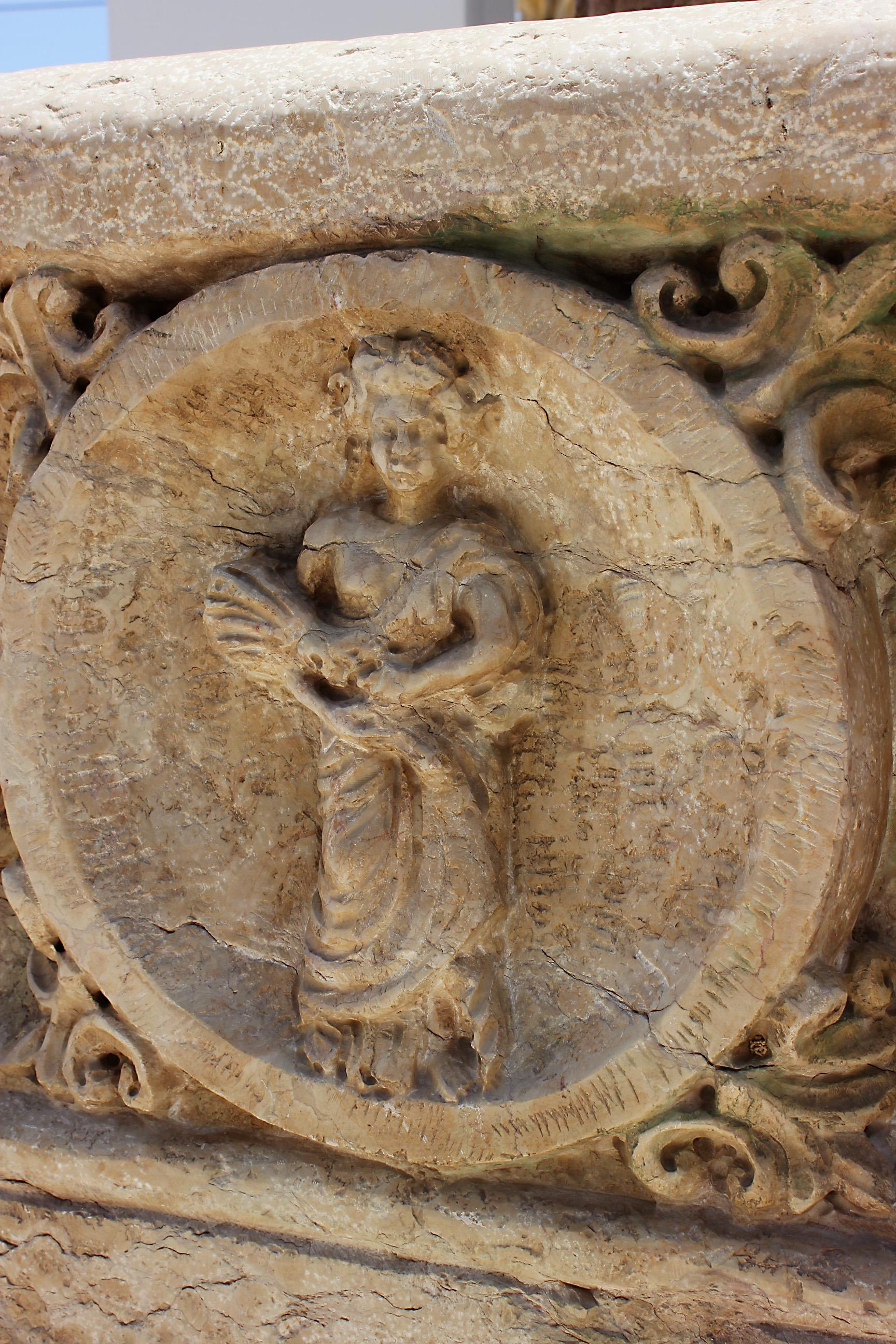 Italienischer geschnitzter Marmorbrunnen des mittelalterlichen St. Rosso Verona aus dem 17. bis 18. Jahrhundert im Angebot 2