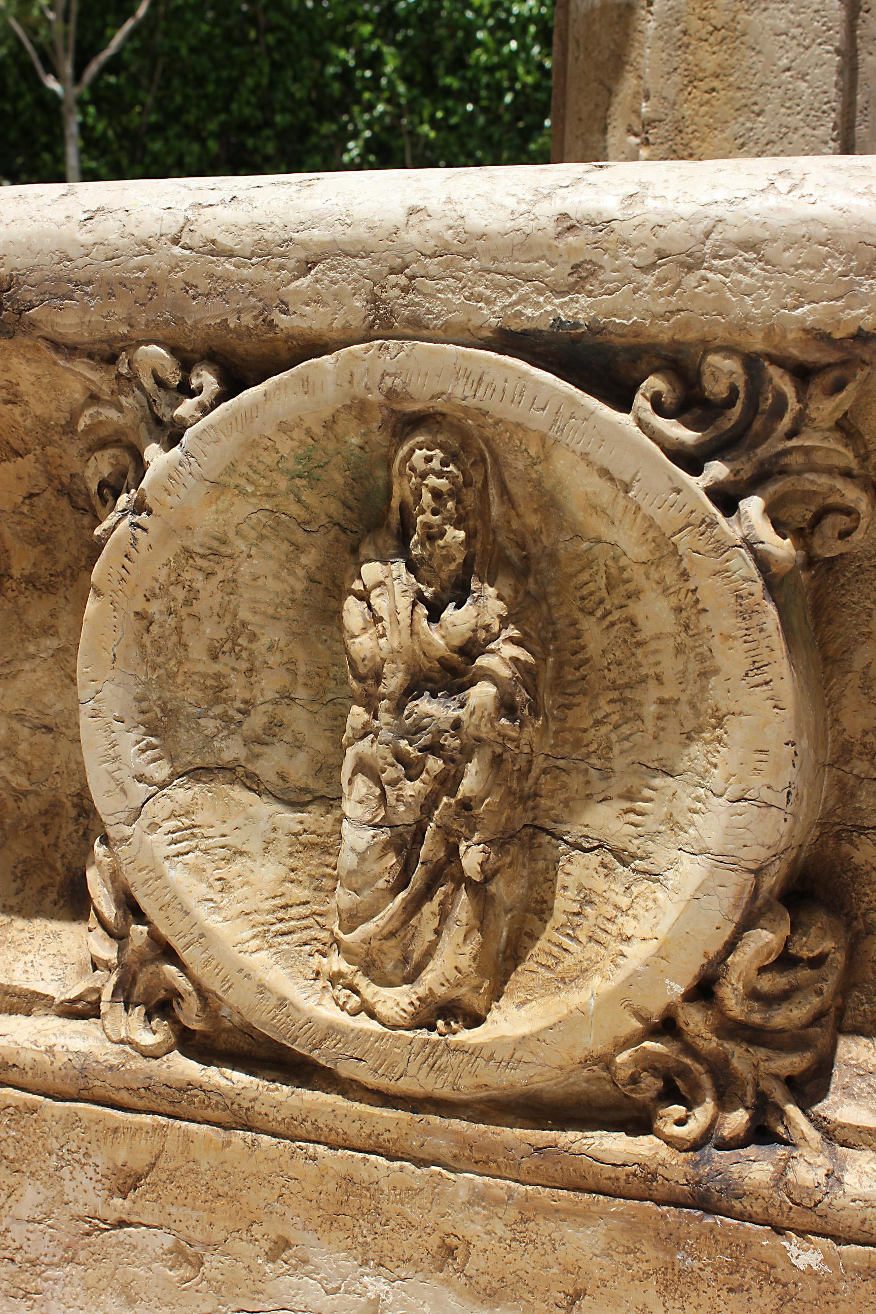 Italienischer geschnitzter Marmorbrunnen des mittelalterlichen St. Rosso Verona aus dem 17. bis 18. Jahrhundert im Angebot 3