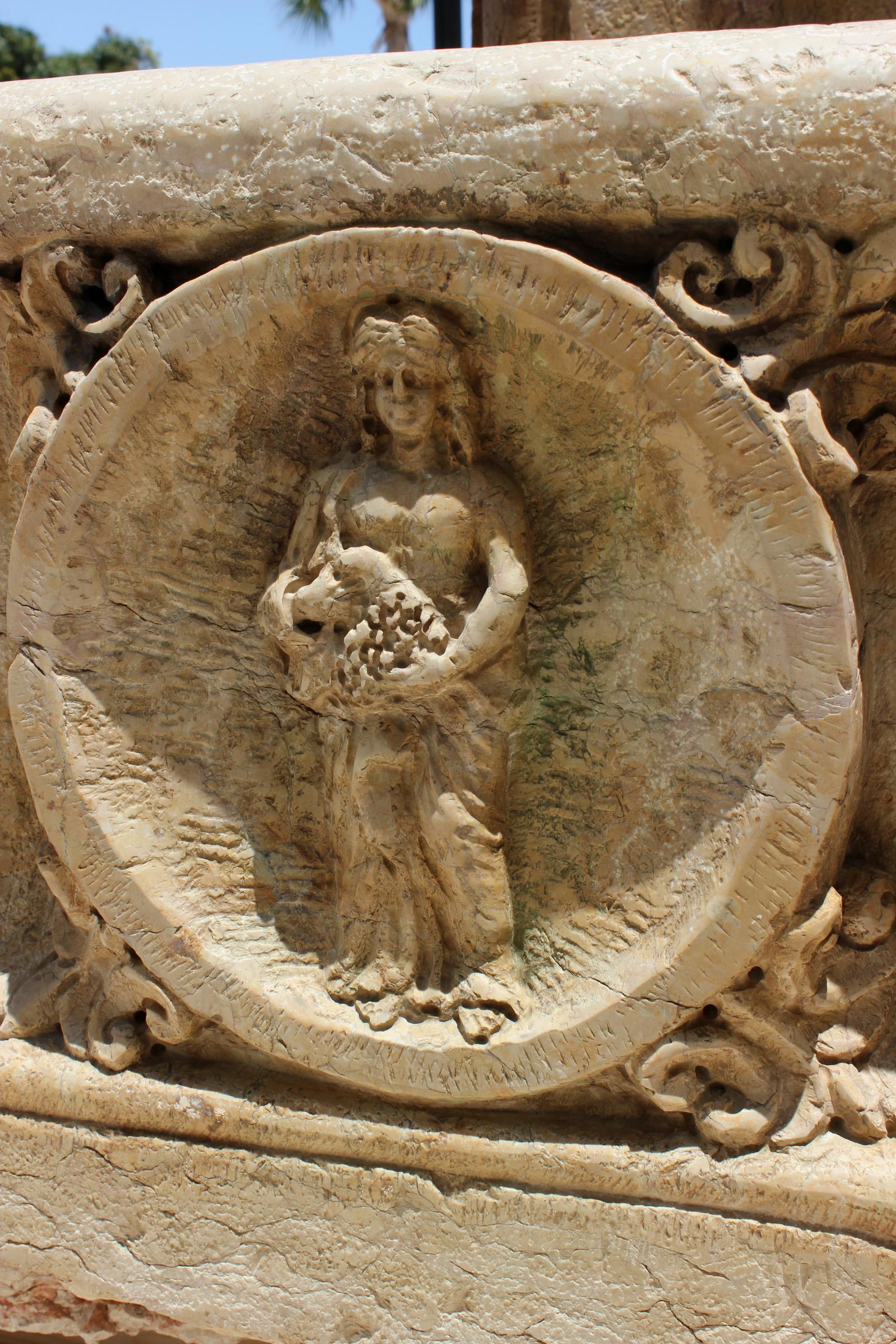 Italienischer geschnitzter Marmorbrunnen des mittelalterlichen St. Rosso Verona aus dem 17. bis 18. Jahrhundert im Angebot 4