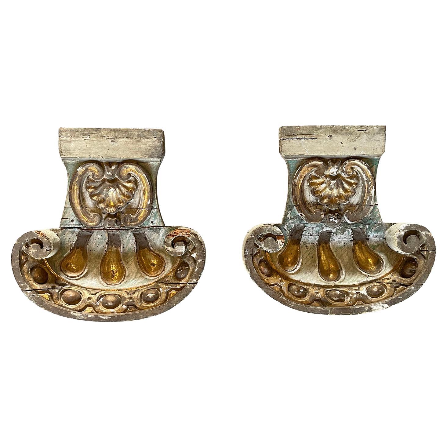 Siglo XVII - XVIII Pareja italiana de antiguos relieves murales barrocos de madera de pino dorada en venta