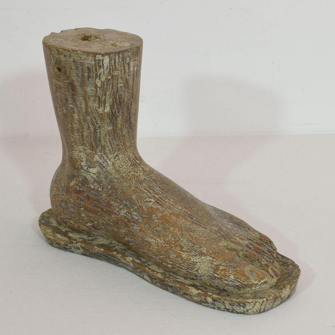 17th / 18th Century Italian Wooden Foot of a Santos In Good Condition In Buisson, FR